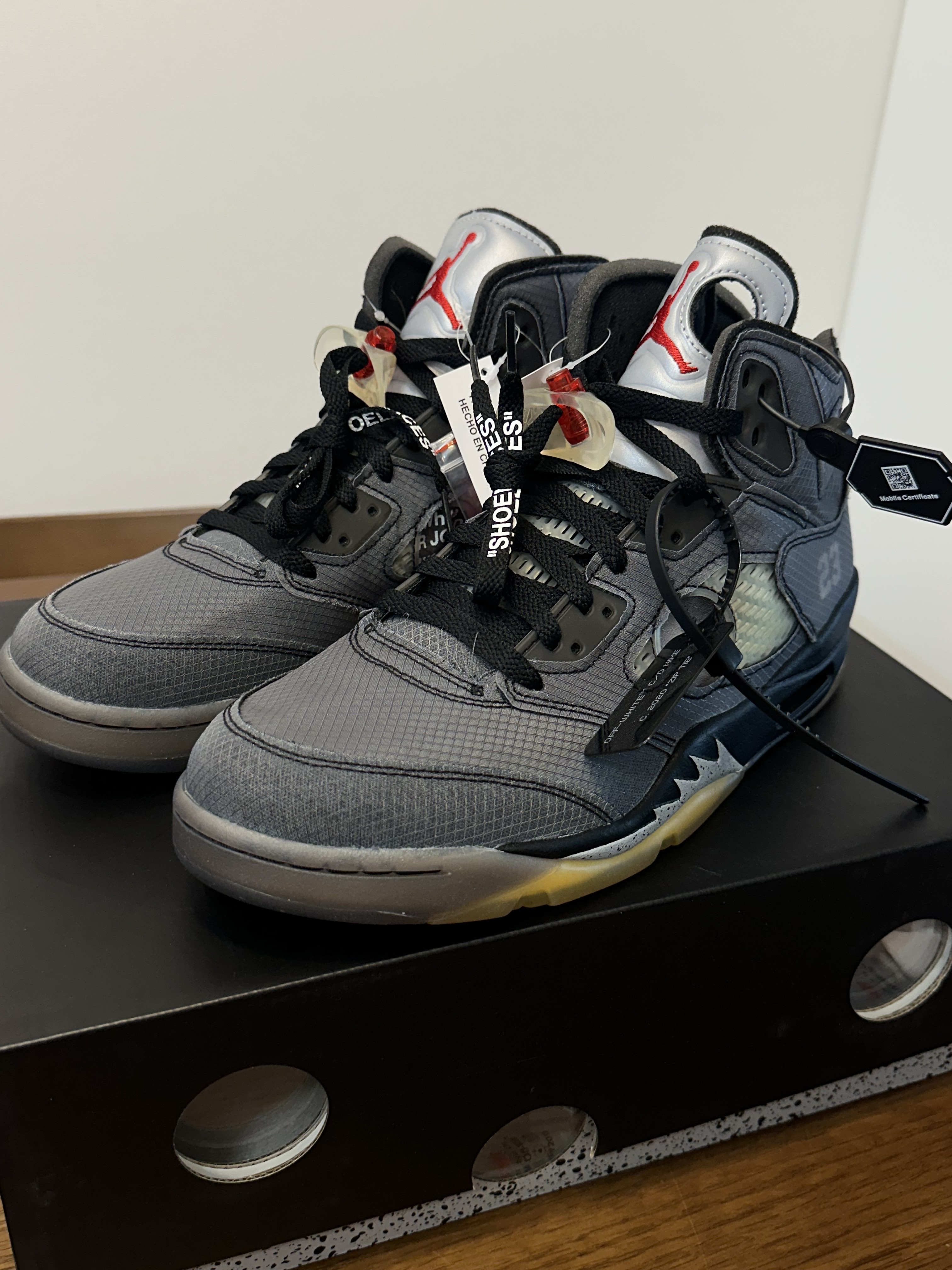 Jordan 5 x Off-White Retro SP Black Muslin 착용 스타일 - 1