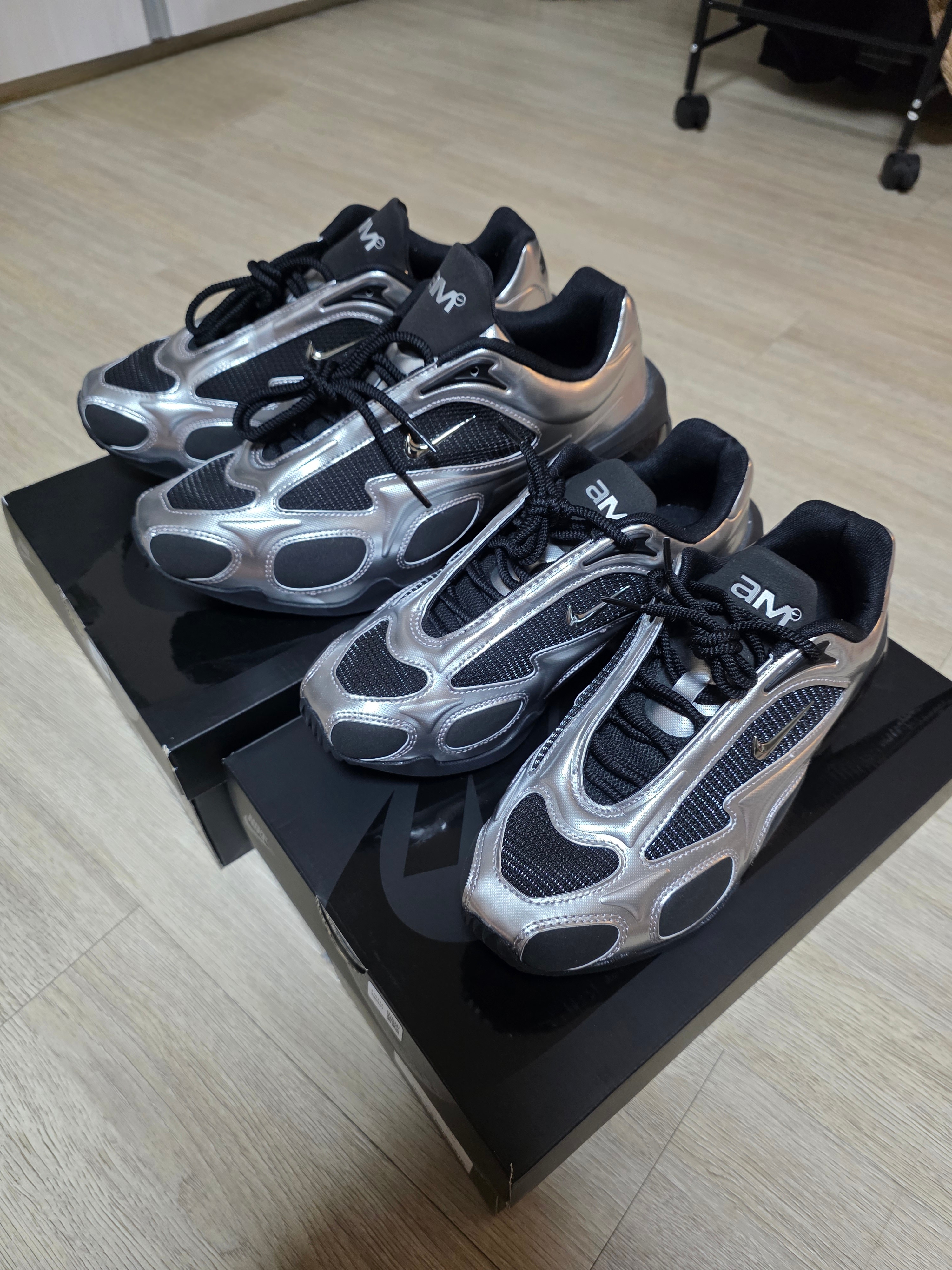 (W) Nike Air Max Muse Black and Metallic Silver 착용 스타일 - 1