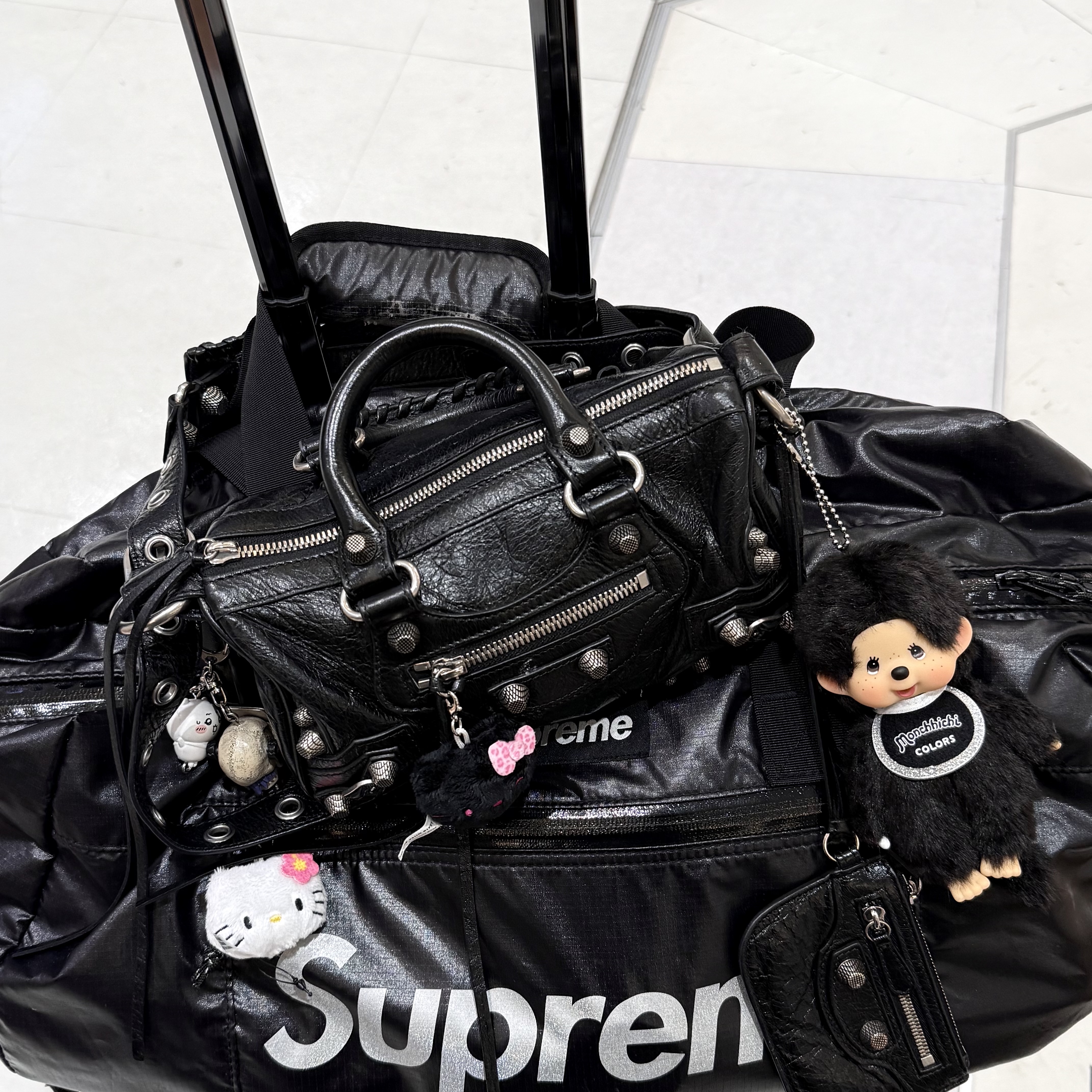 Monchhichi Colors Key Chain Black, Balenciaga Le Cagole Mini Duffle Bag Black 착용 스타일