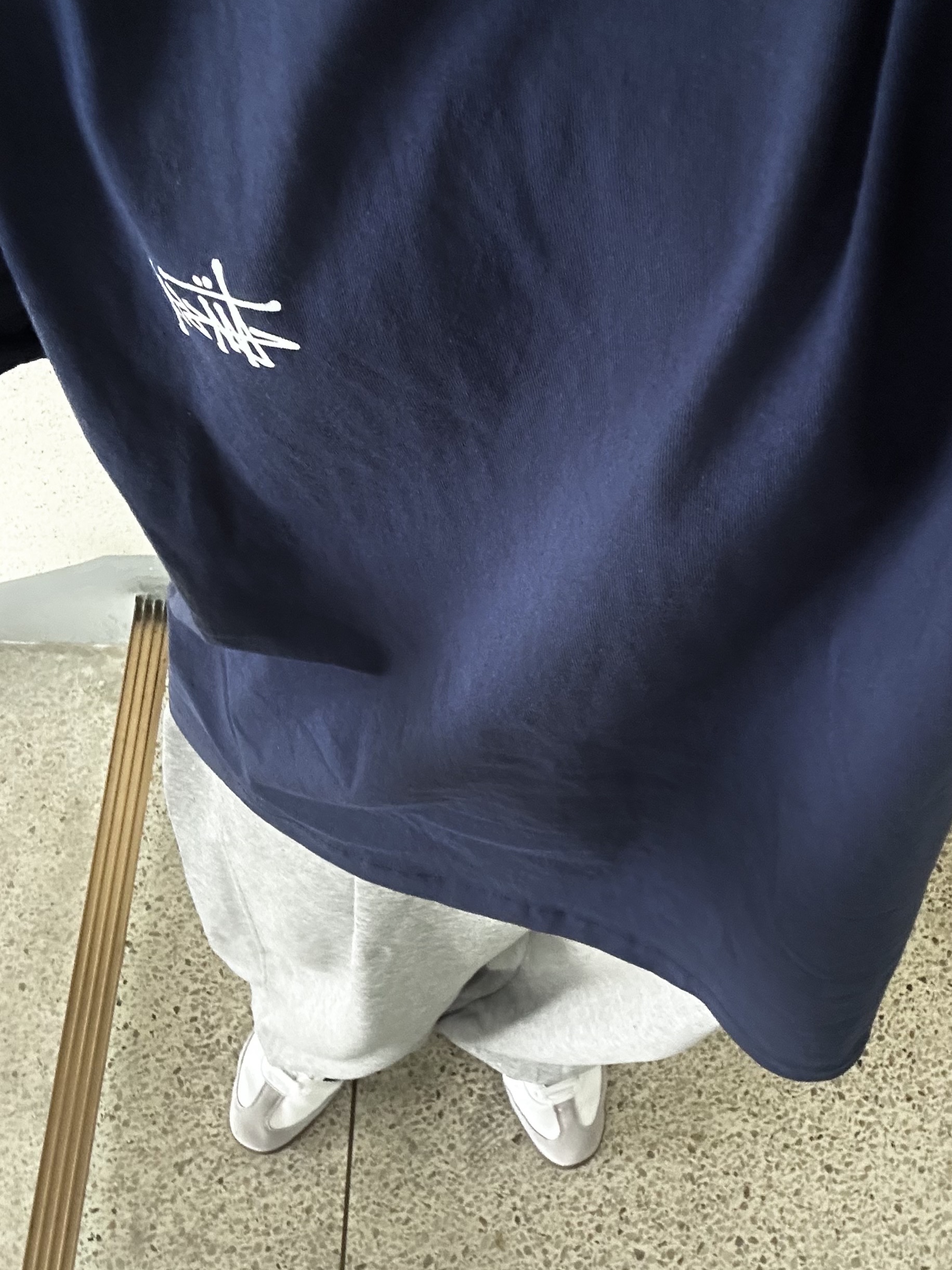 Stussy Basic Stussy T-Shirt Navy 2024, 2025, Adidas Samba OG Cloud White 착용 스타일
