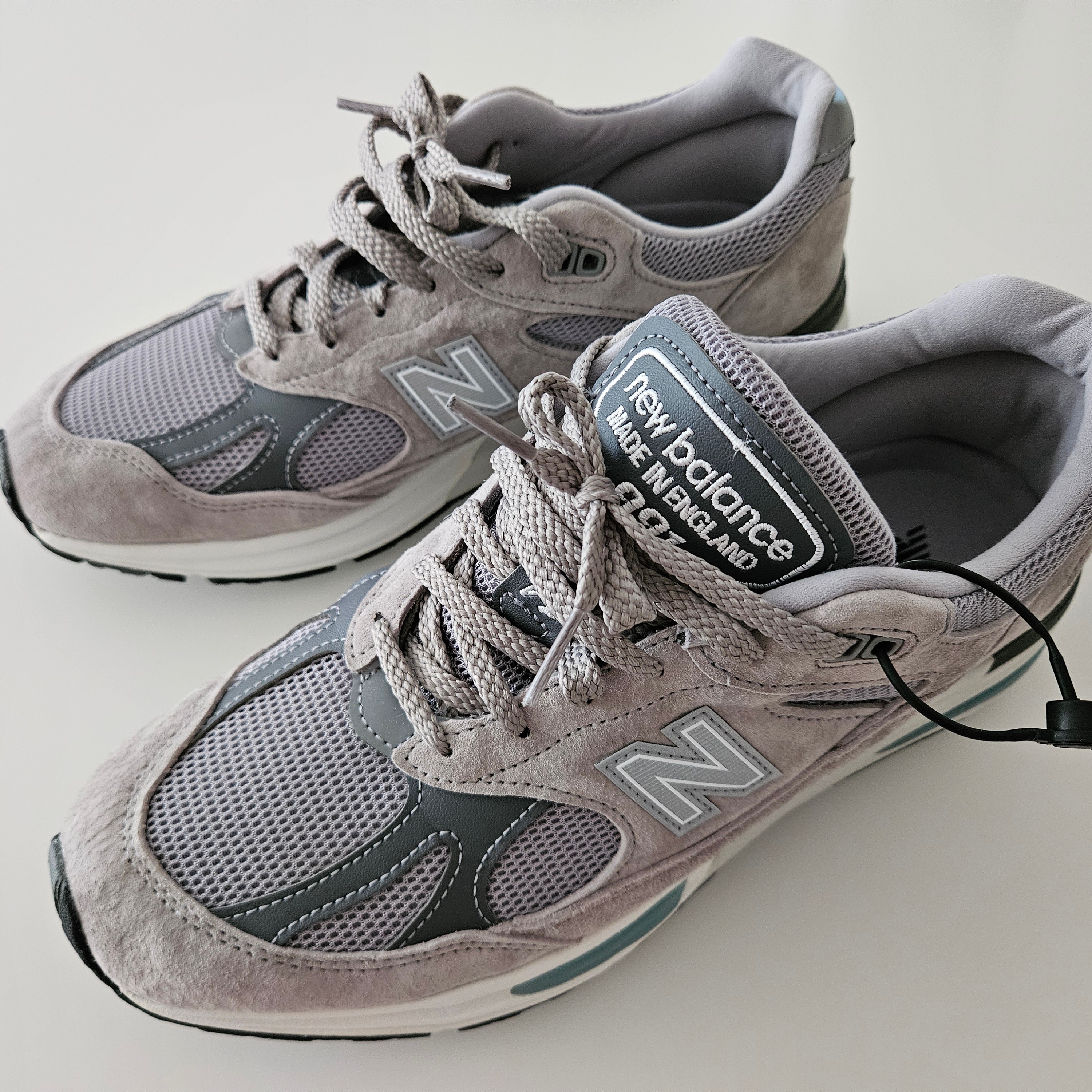 New Balance 991v2 Made in UK Rock Ridge Alloy Silver 착용 스타일