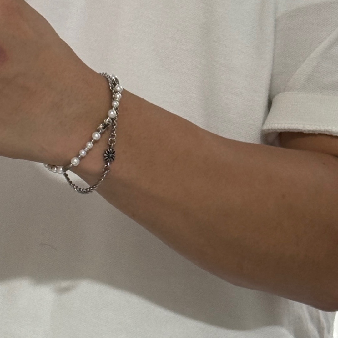 Scudo Snow White Ice Pearl Beads Bracelet 착용 스타일