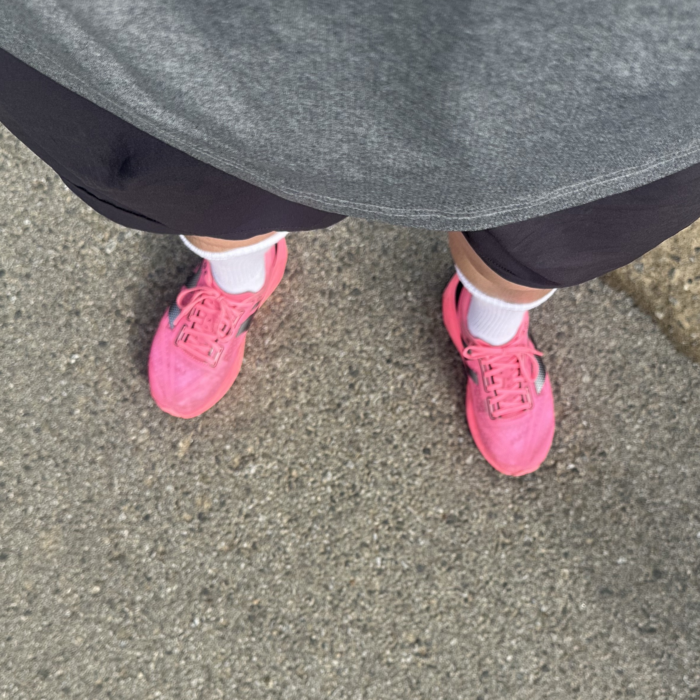 New Balance Fuelcell Rebel v4 Ultra Pink Black - 2E Wide 착용 스타일
