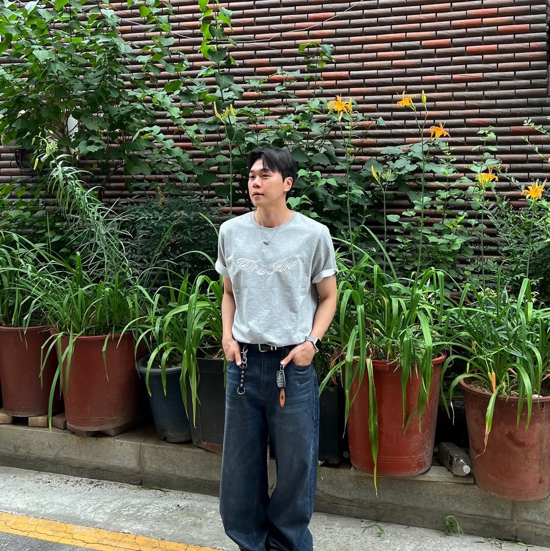 THIS IS FINE Oversized Signature Tee Sportif Gray, THIS IS FINE Signature Ball Cap Black 착용 스타일 - 2