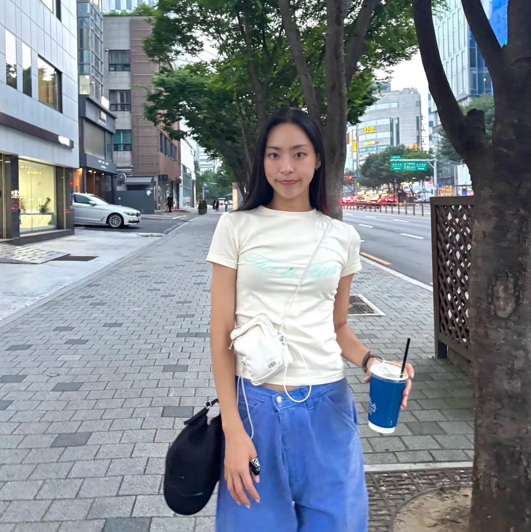 THIS IS FINE Cropped Signature Tee Cream, THIS IS FINE Signature Ball Cap Black 착용 스타일 - 2
