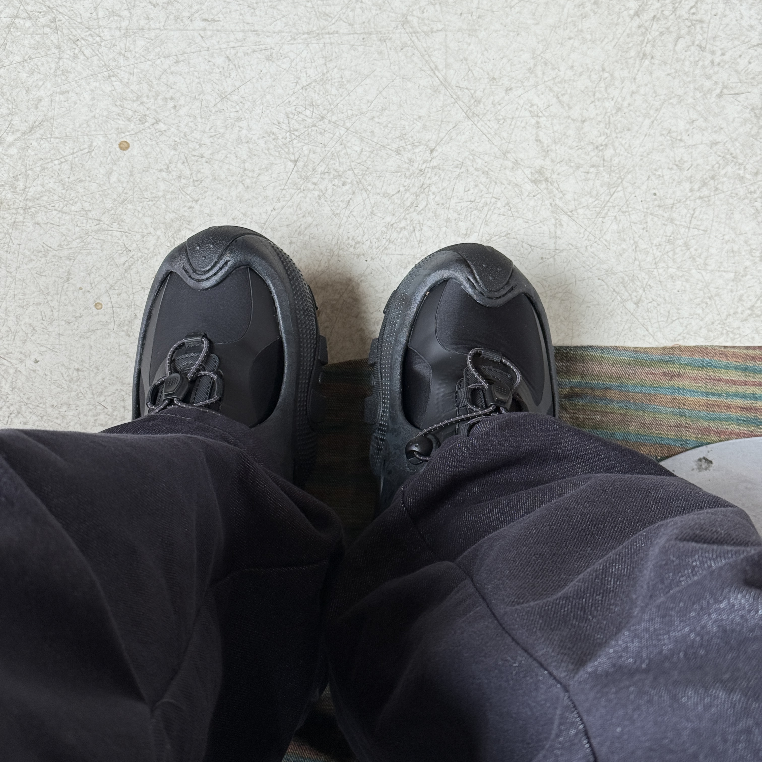 Crocs x And Wander x END. Trail Break Black 착용 스타일 - 2