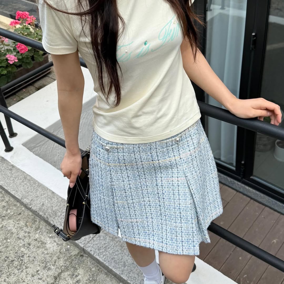 THIS IS FINE Cropped Signature Tee Cream, THIS IS FINE Signature Ball Cap Black 착용 스타일 - 8