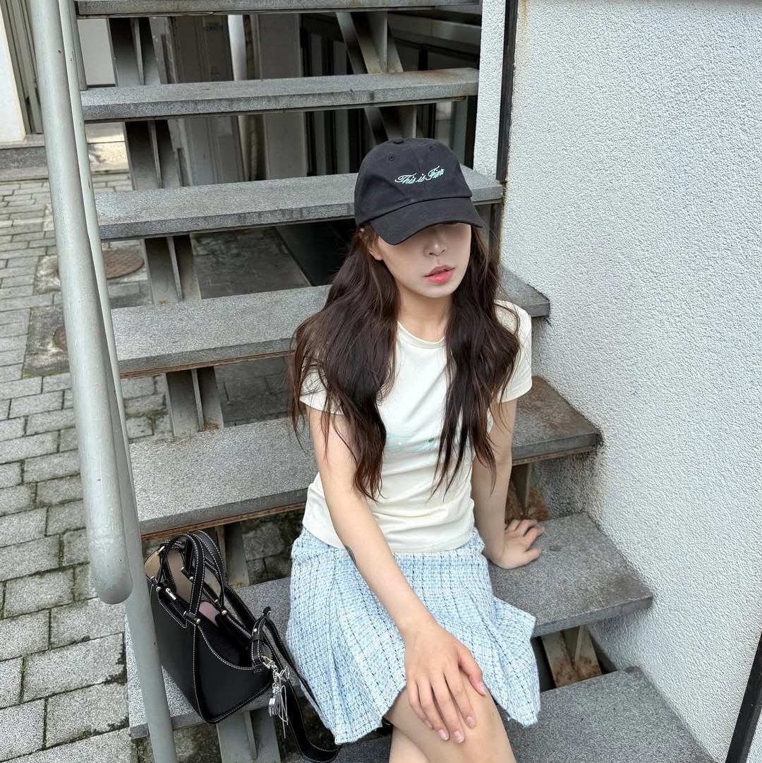 THIS IS FINE Cropped Signature Tee Cream, THIS IS FINE Signature Ball Cap Black 착용 스타일 - 5