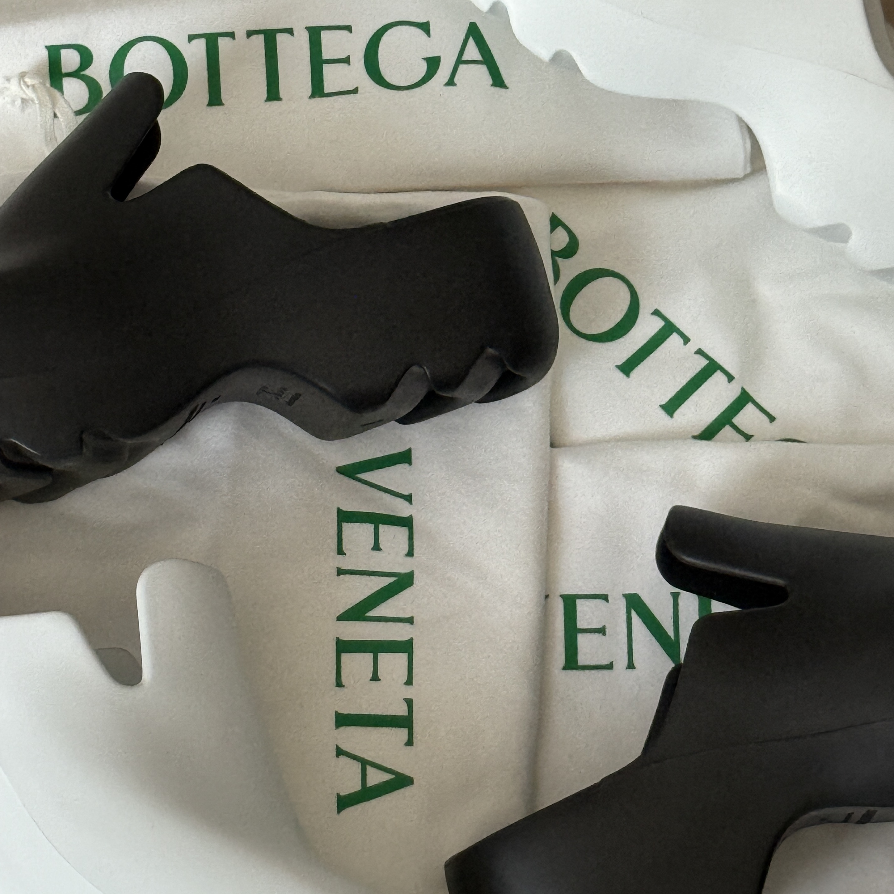 Bottega Veneta Rubber Flash Clog Black, Bottega Veneta Rubber Flash Clog Chalk 착용 스타일