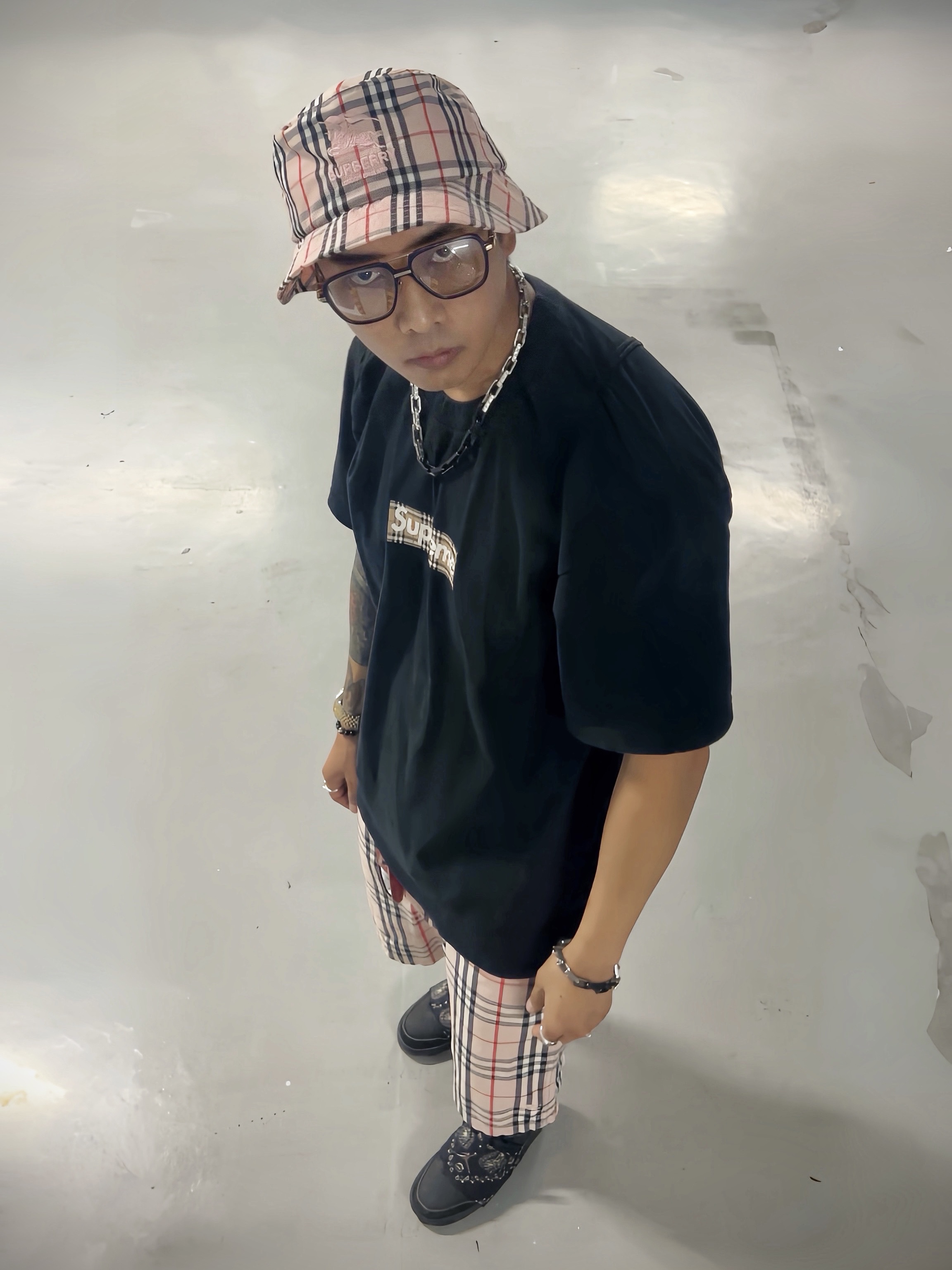 Supreme x Burberry Crusher Pink - 22SS, Supreme x Burberry Box Logo T-Shirt Black - 22SS 착용 스타일 - 2