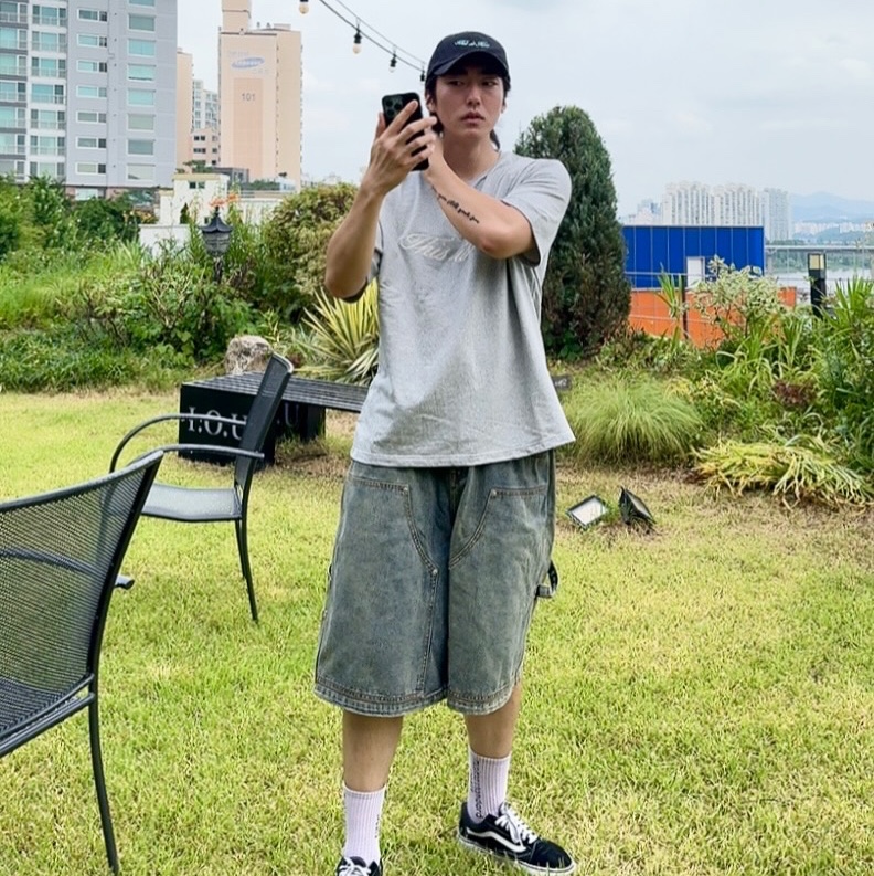 THIS IS FINE Oversized Signature Tee Sportif Gray, THIS IS FINE Signature Ball Cap Black 착용 스타일 - 2