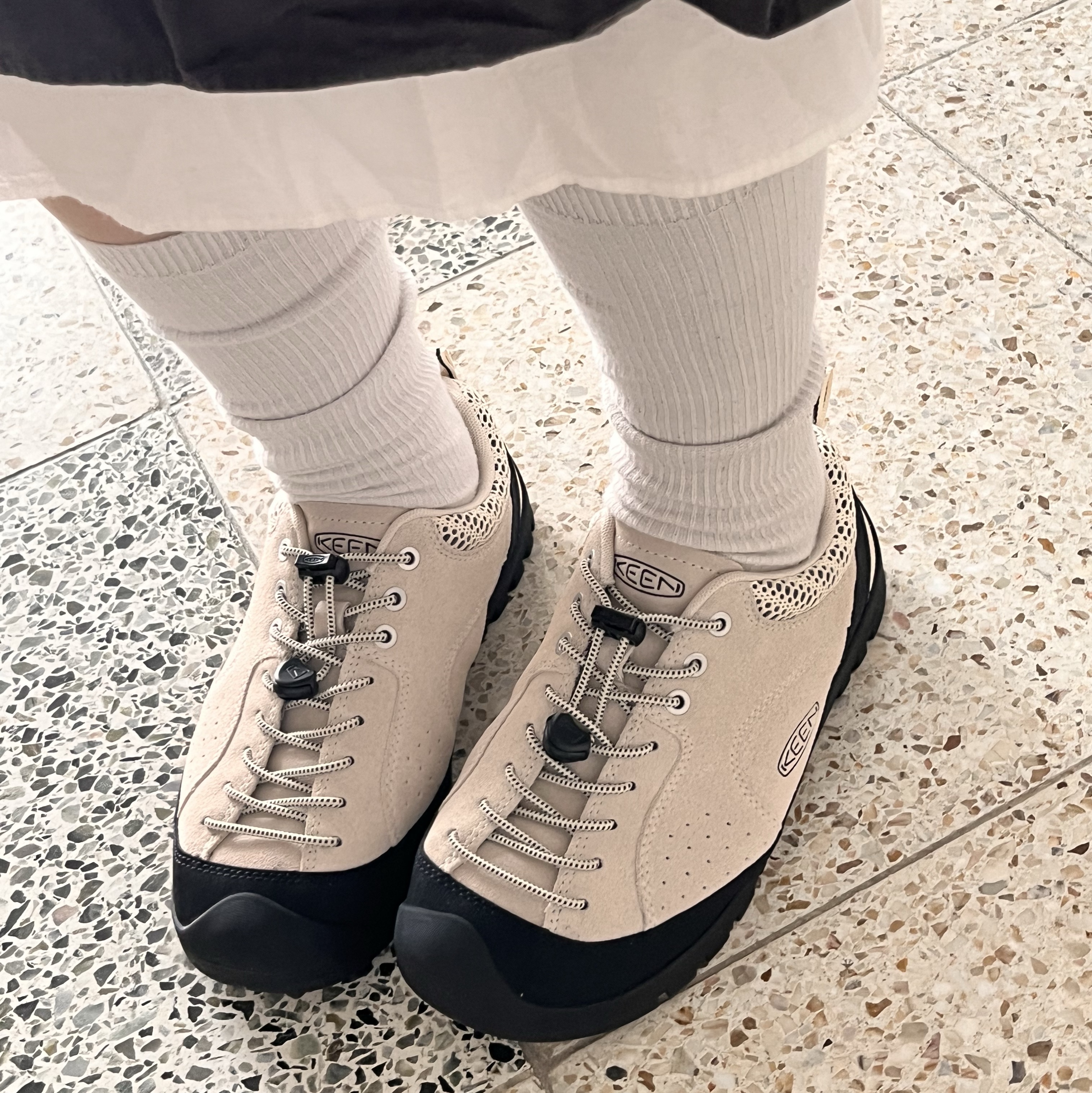 (W) Keen Jasper Rocks SP Sneaker Birch Black 착용 스타일 - 2