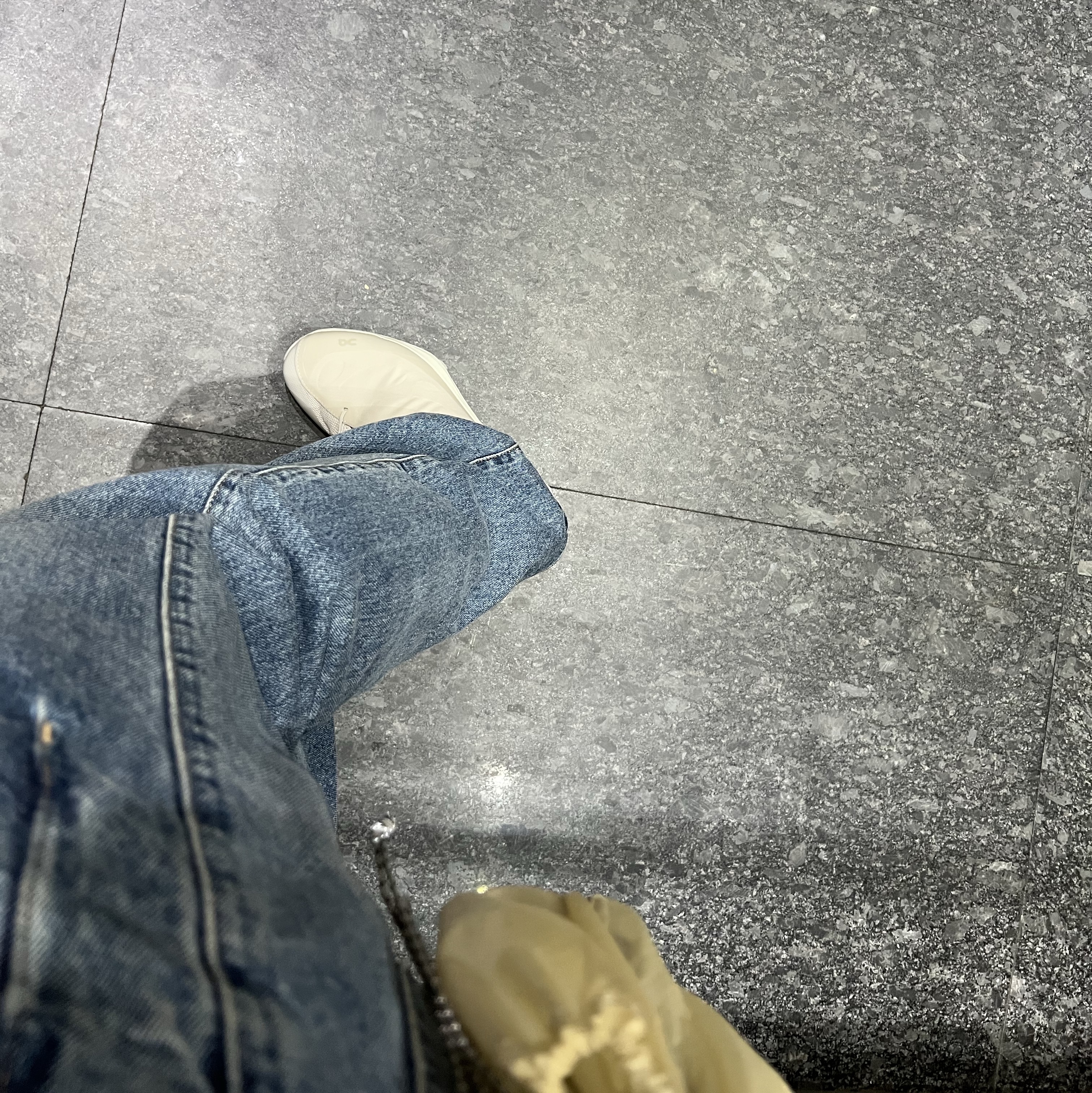 On Running x Post Archive Faction (Paf) Cloudventure Peak Ice Moon, Dr. Martens 1461 Mono Black 착용 스타일 - 2