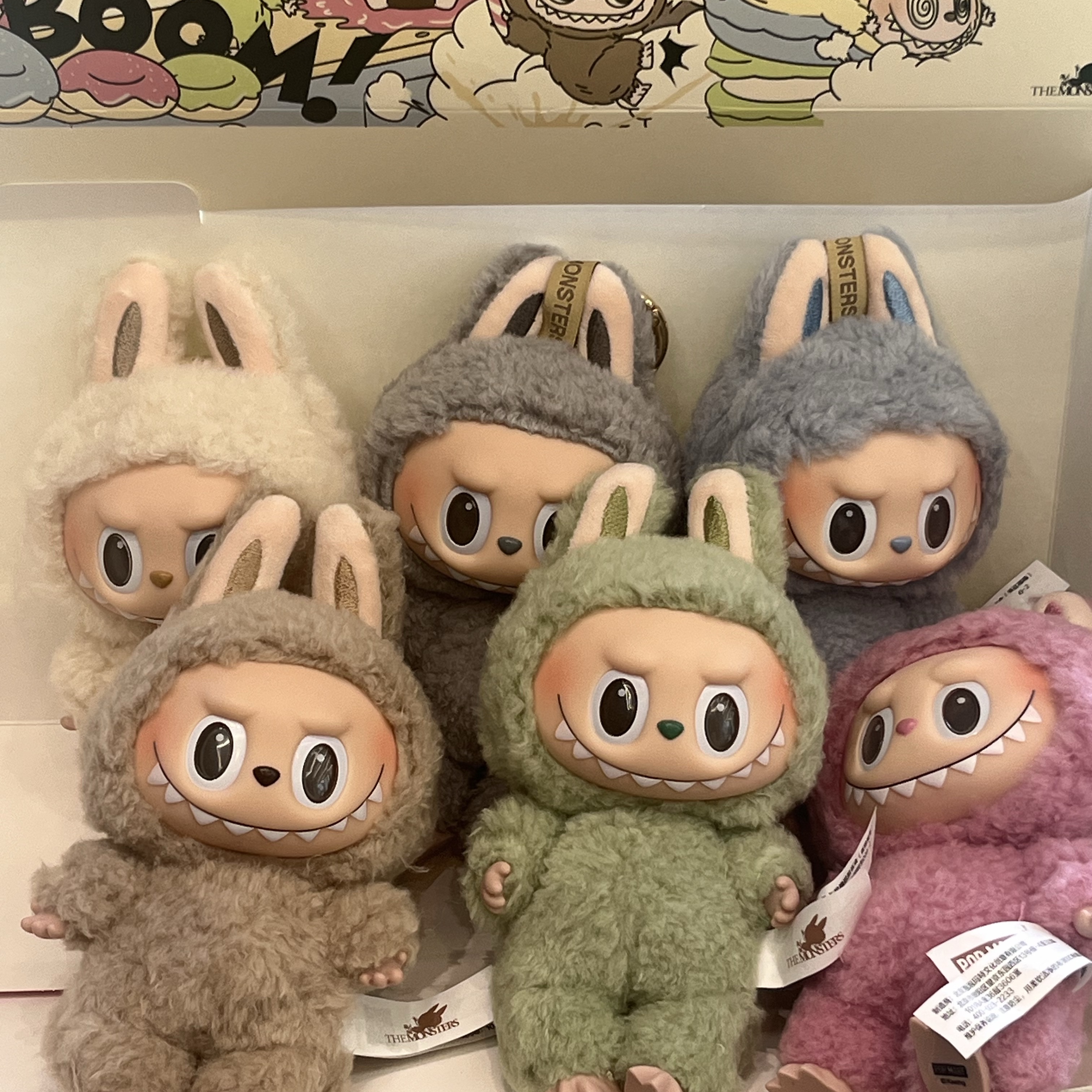 Pop Mart The Monsters Labubu Tasty Macarons Series Sealed Case (6 Blind Boxes) 착용 스타일