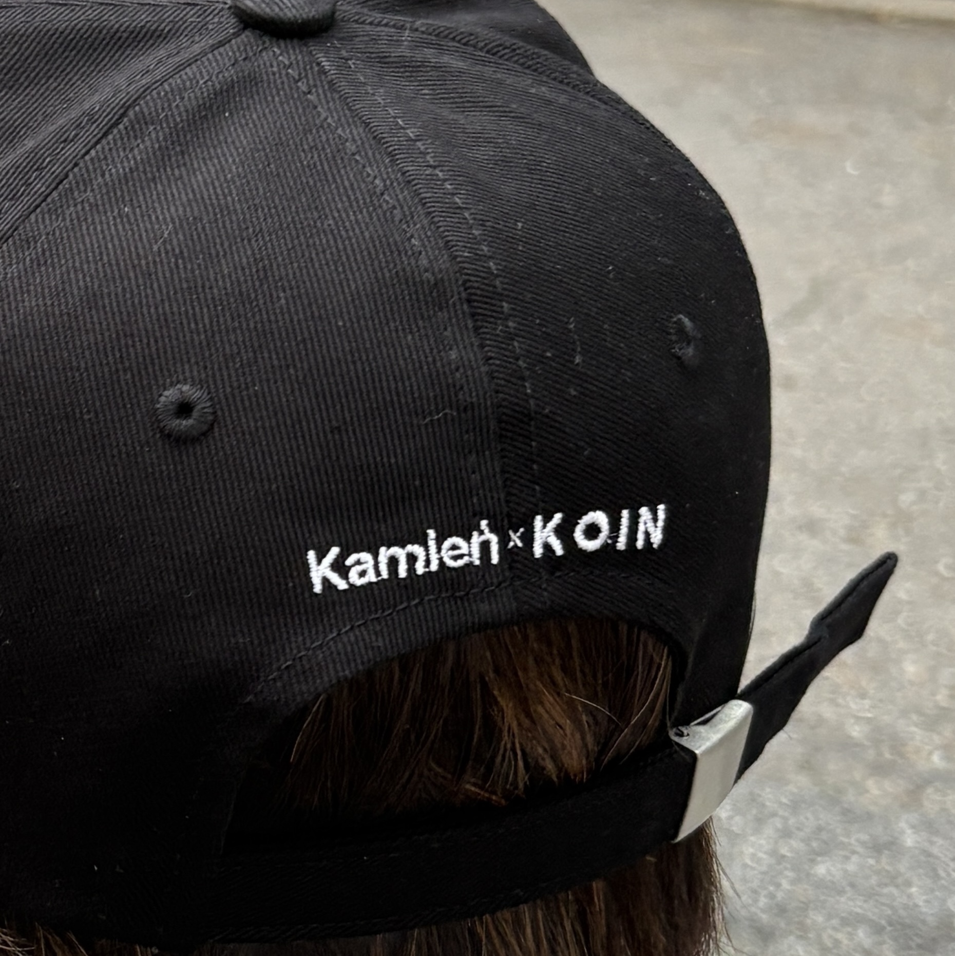 [KREAM 단독] Kamien x KOIN SEOUL K Logo Ball Cap Black 착용 스타일 - 5