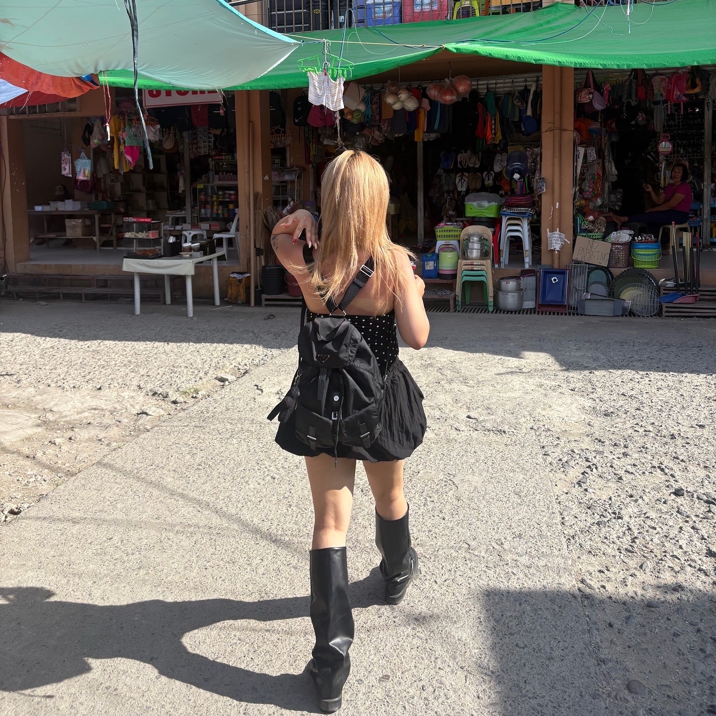 Prada Re-Nylon Medium Backpack Black 착용 스타일 - 3