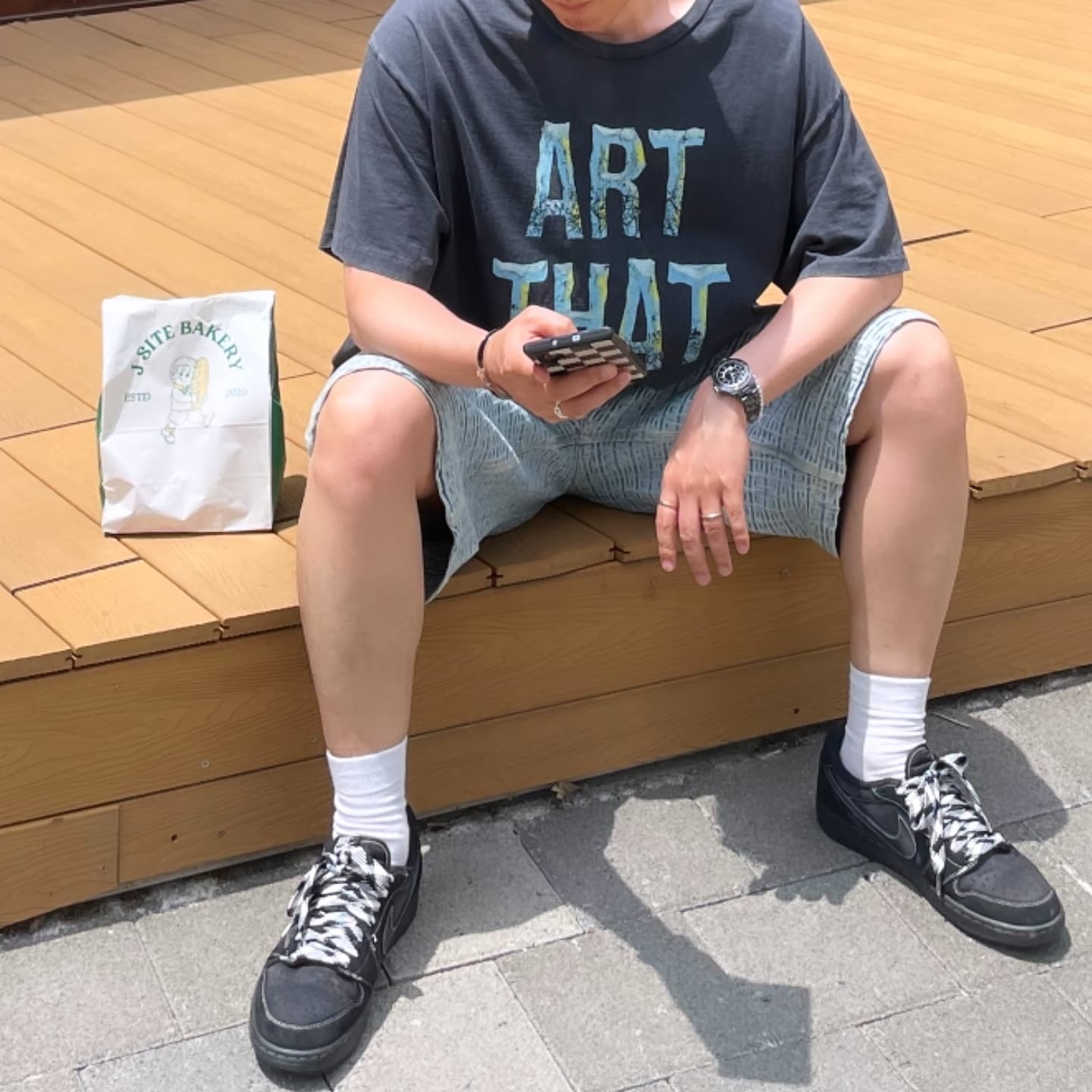 Gallery Dept. Broken Art That Kills T-Shirt Vintage Black, Jordan 1 x Travis Scott Retro Low OG SP Black Phantom 착용 스타일 - 3