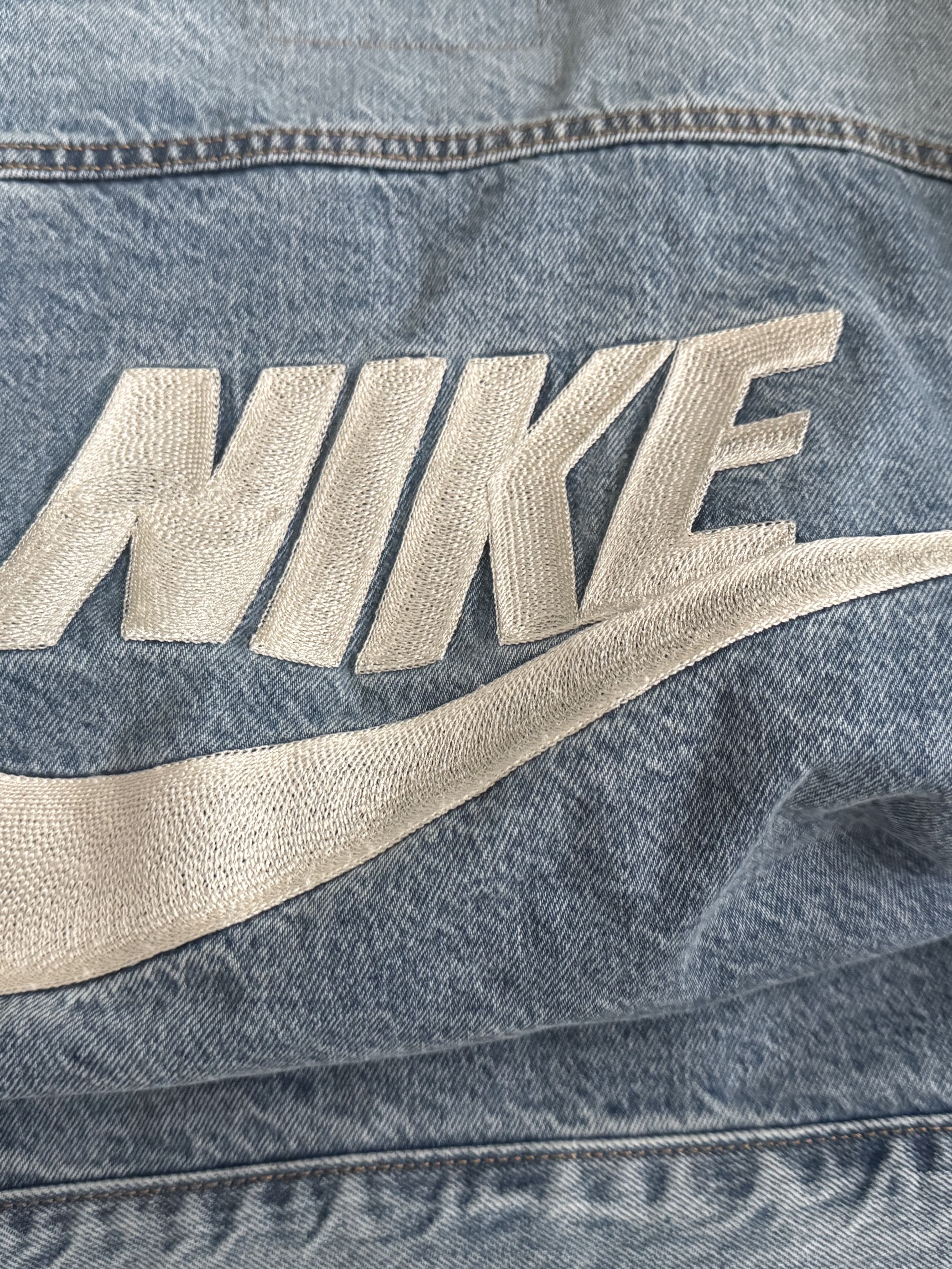 Levi's x Nike Trucker Jacket Light Blue 착용 스타일 - 2
