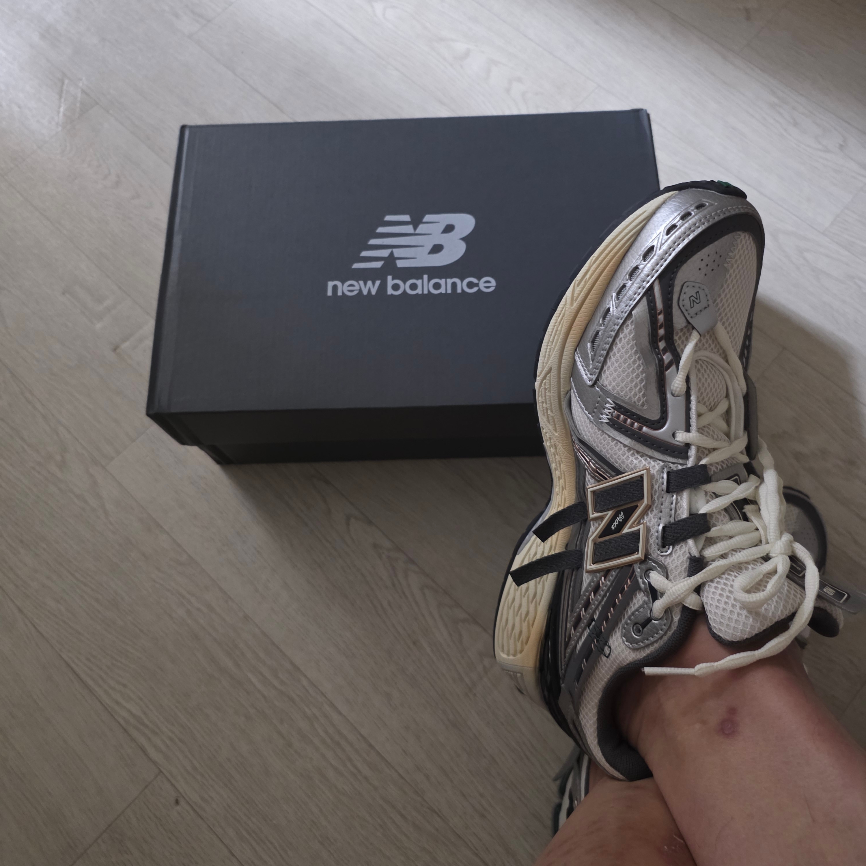 New Balance 1906A Silver Metallic Castlerock 착용 스타일 - 2