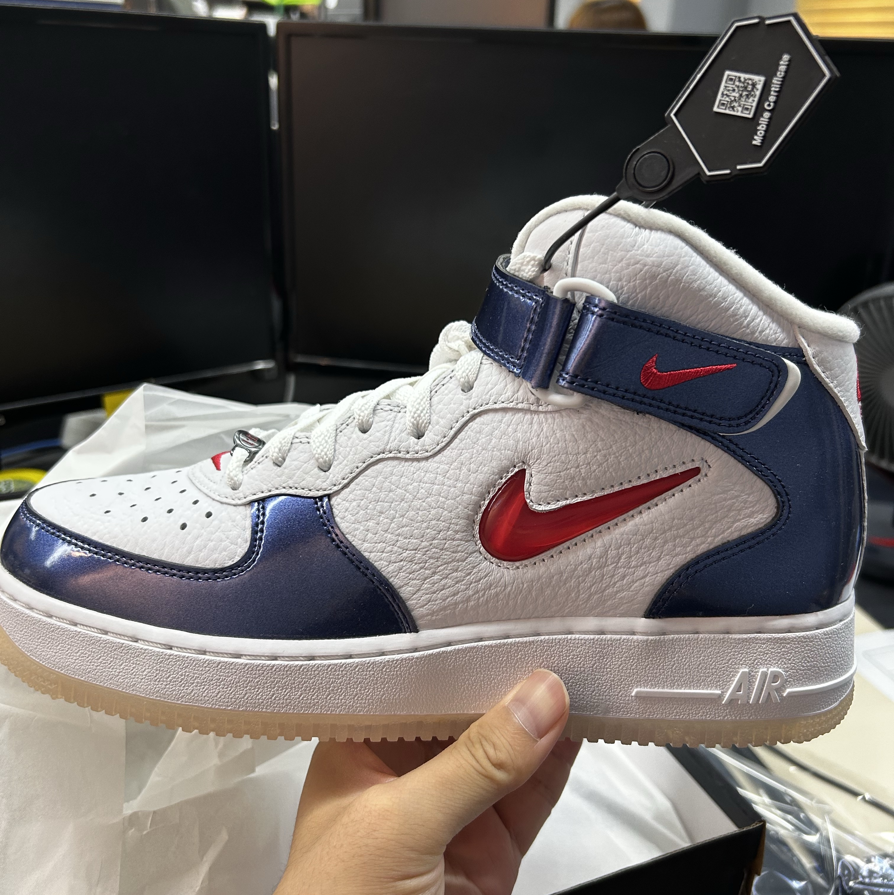 Nike Air Force 1 Mid QS University Red and Midnight Navy 착용 스타일