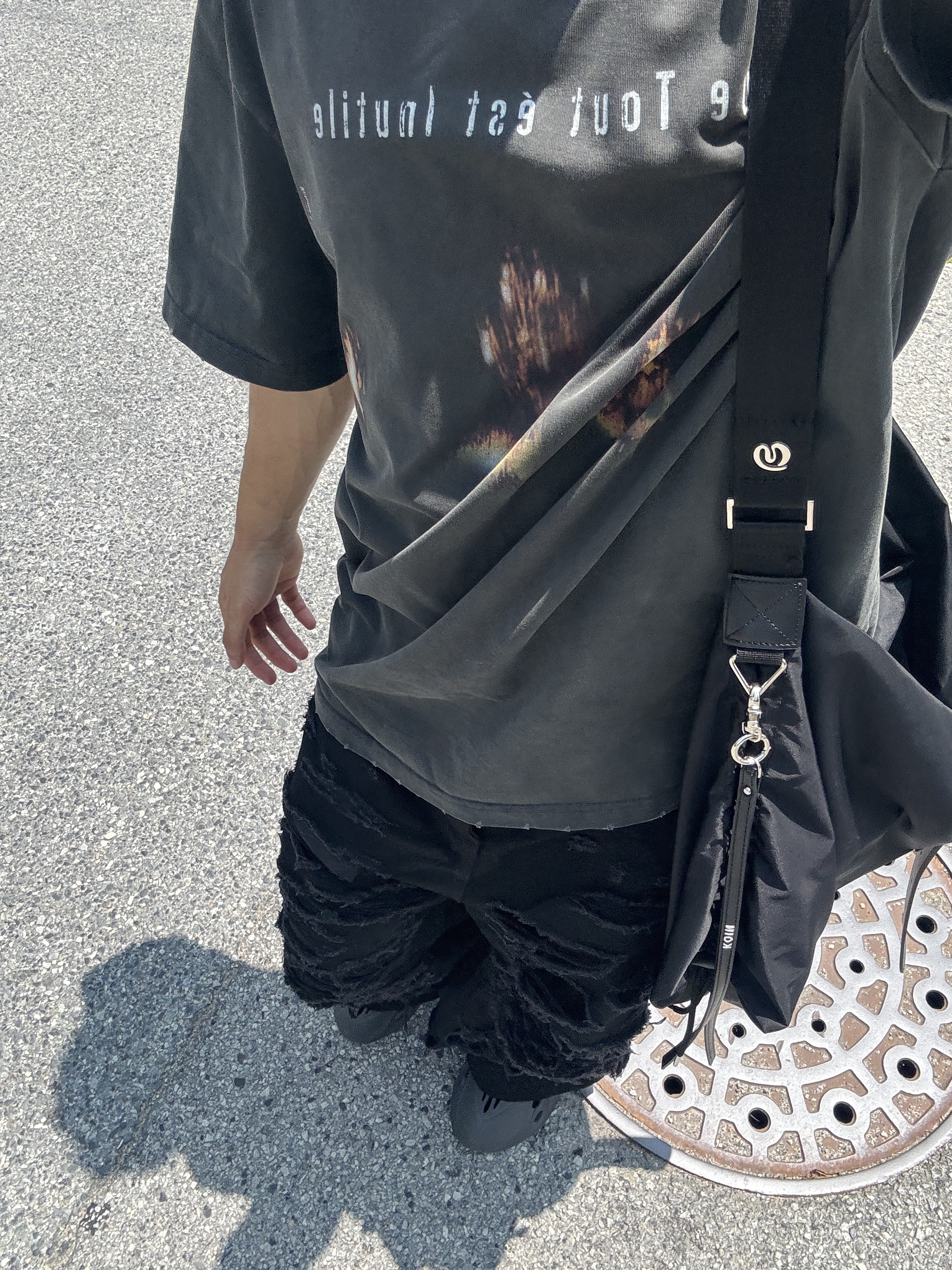 Awende Volume 3 Short T- Shirt, Adidas Yeezy Foam RNNR Onyx 착용 스타일