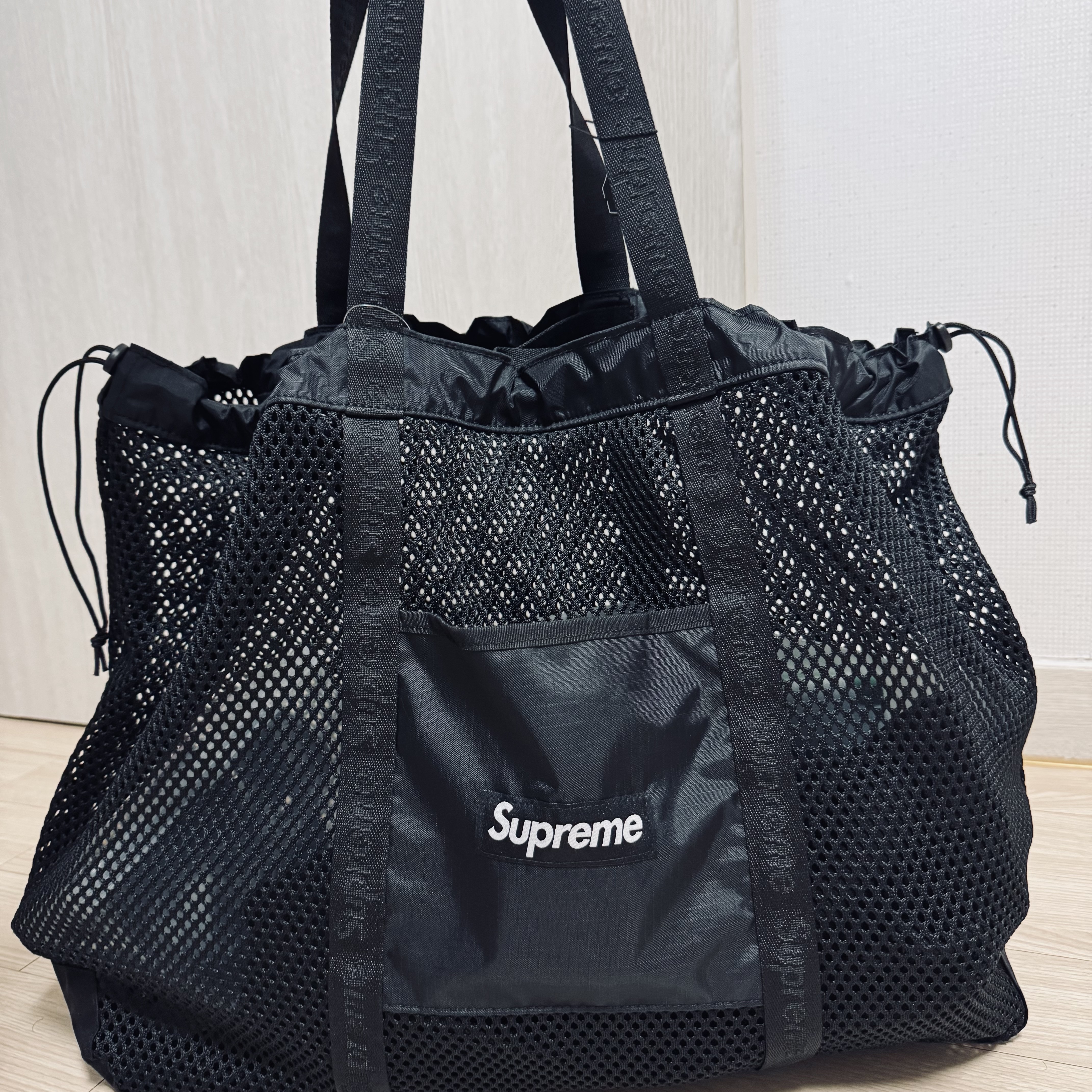 Supreme Mesh Tote Bag Black - 25SS 착용 스타일