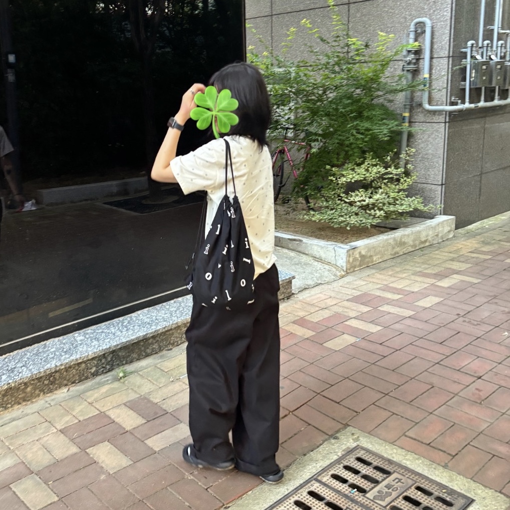 AEAE Web Logo Dot T-Shirts Cream, Vivienne Westwood Mayfair Bas Relief Pendant Silver 착용 스타일 - 3