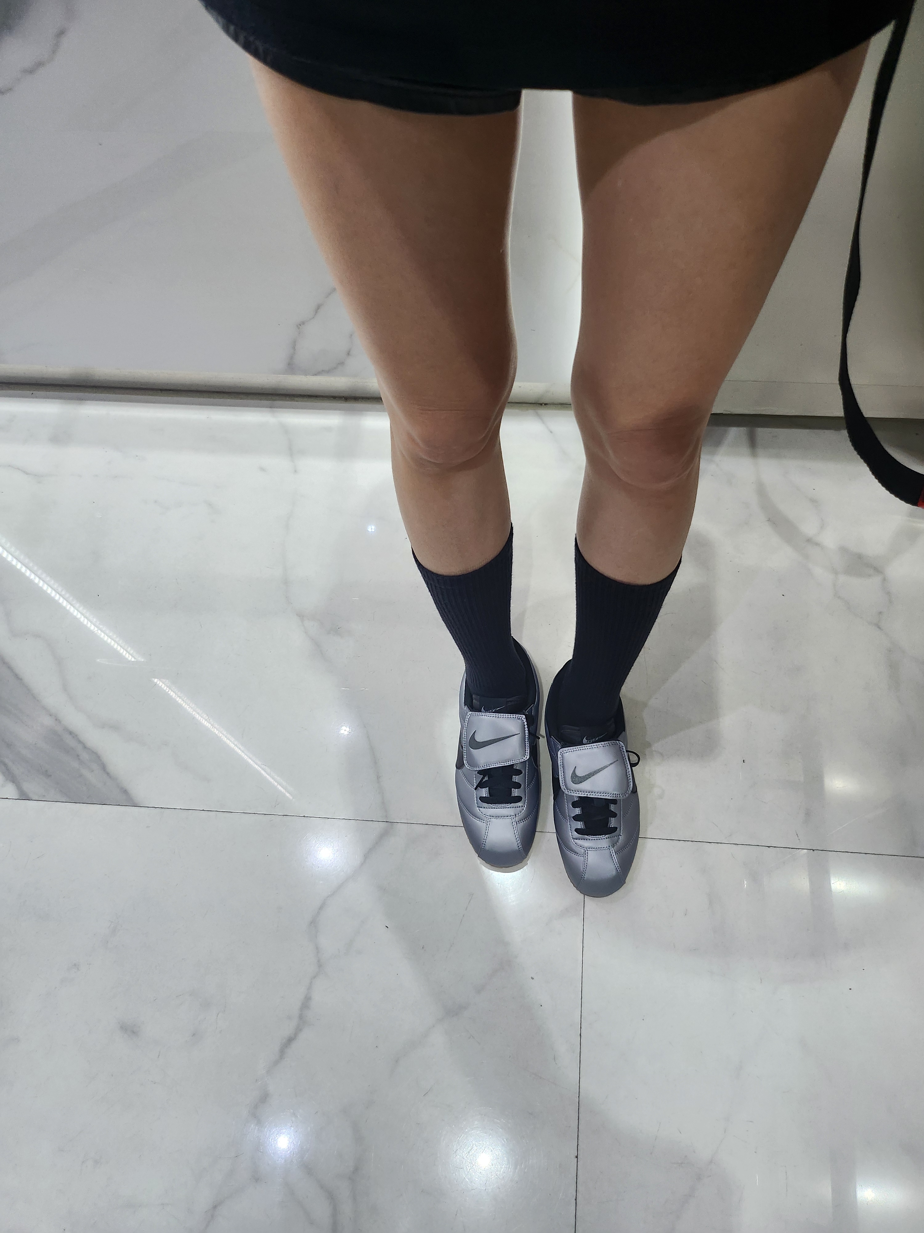 Nike Cortez Leather SE Metallic Cool Grey Black 착용 스타일