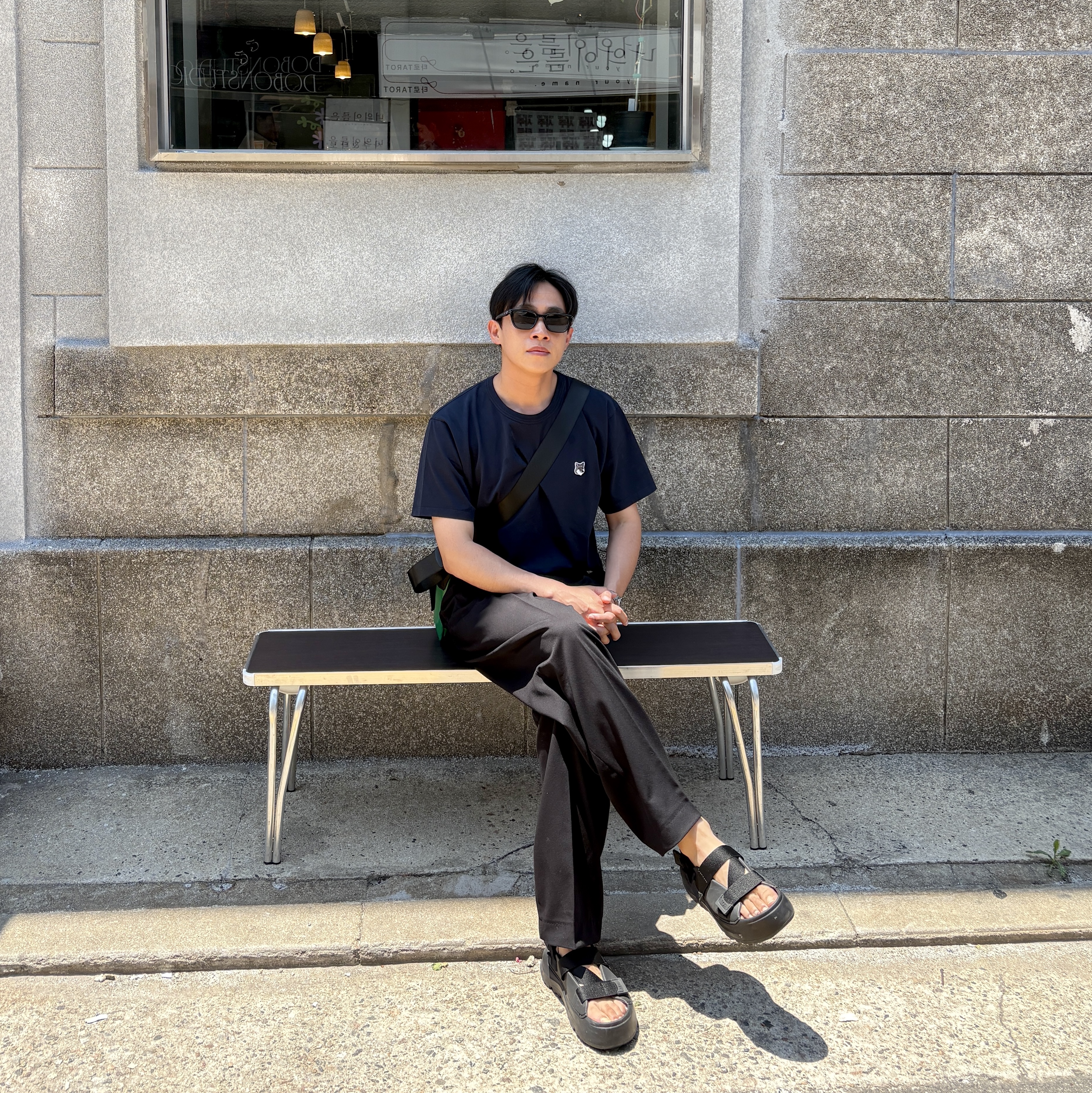 Gentle Monster Hovo 01 Black, Maison Kitsune Grey Fox Head Patch Classic T-Shirt Navy 착용 스타일 - 1
