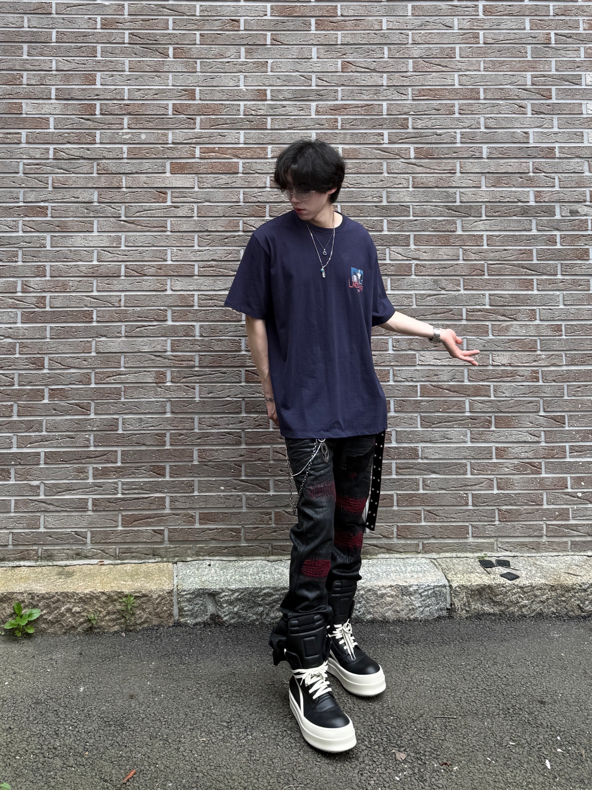 Rick Owens Hollywood Mega Bumper Geobasket in Full Grain Calf Leather Black Milk, Undermycar x Emostanceclub Emoun Destroyed Cowhide Suede Red Stitch Denim Toreador - 23FW 착용 스타일 - 1