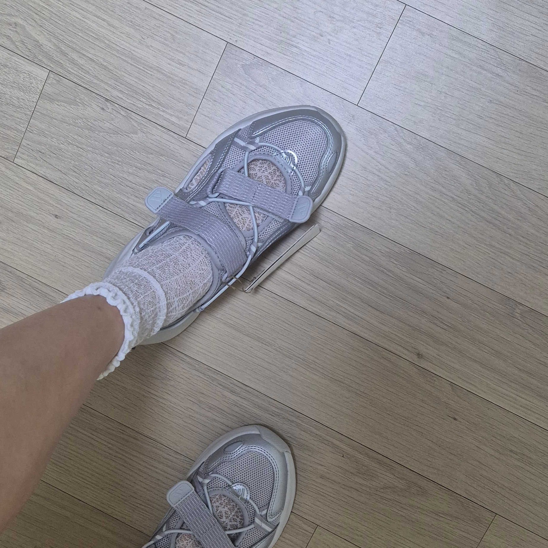 (W) Adidas Ozwave Sandal Grey Two Silver Metallic 착용 스타일 - 4