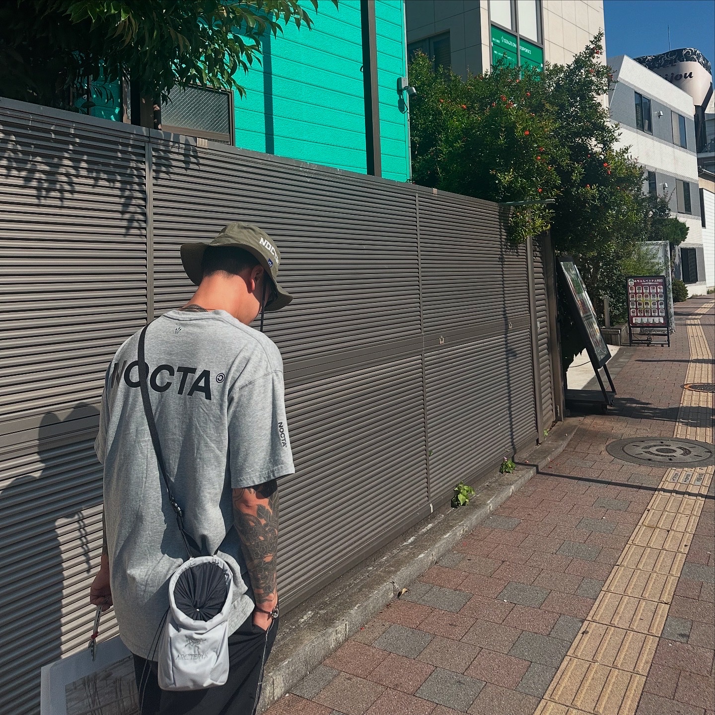 Nike x Drake Nocta Max 90 T-Shirt Dark Heather Grey (FN7663-063), Nike x Drake Nocta Souvenir Cactus Bucket Hat Olive 착용 스타일 - 2