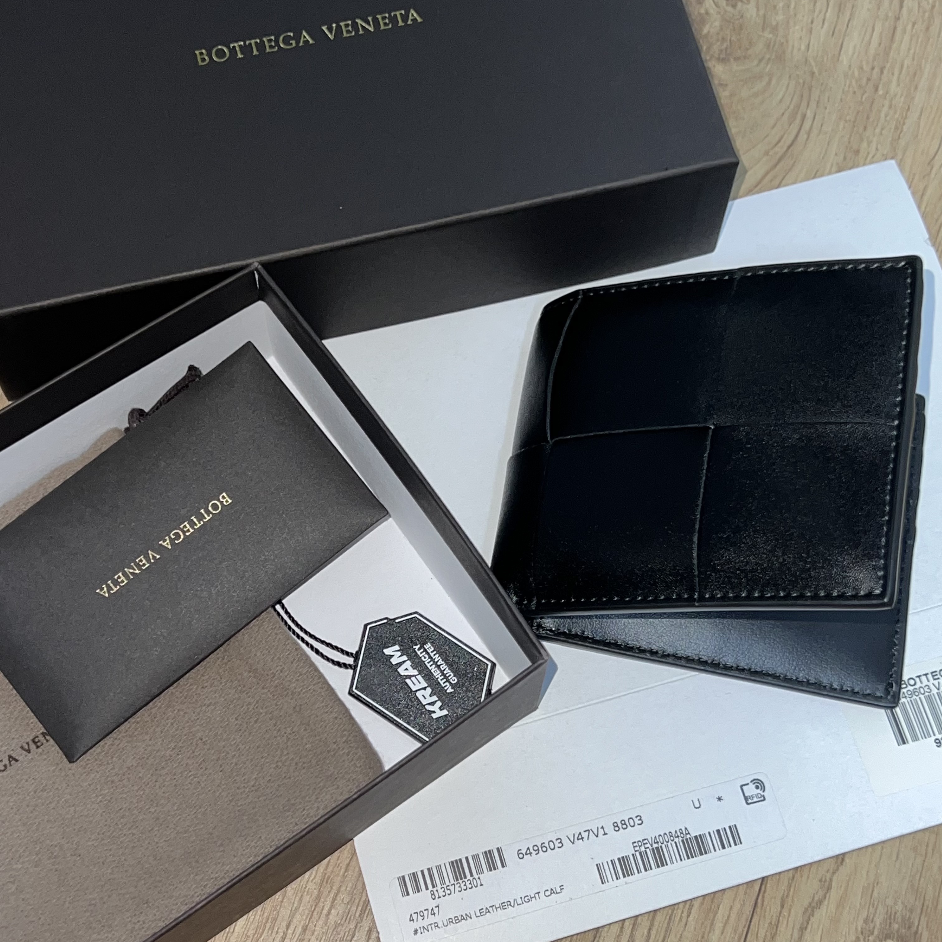 Bottega Veneta Bi-Fold Wallet Black 착용 스타일