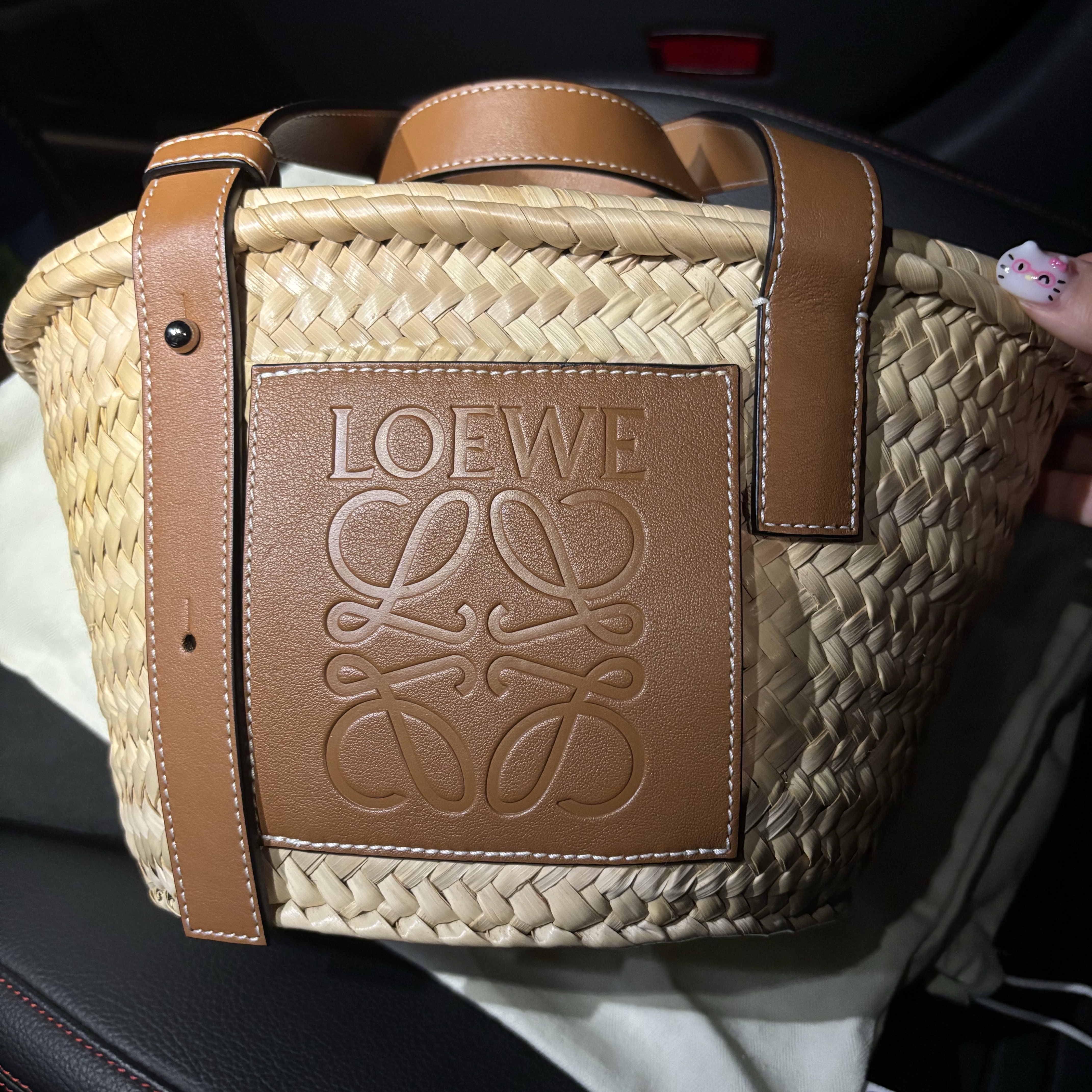 Loewe Small Basket Bag in Palm Leaf and Calfskin Natural Tan 착용 스타일