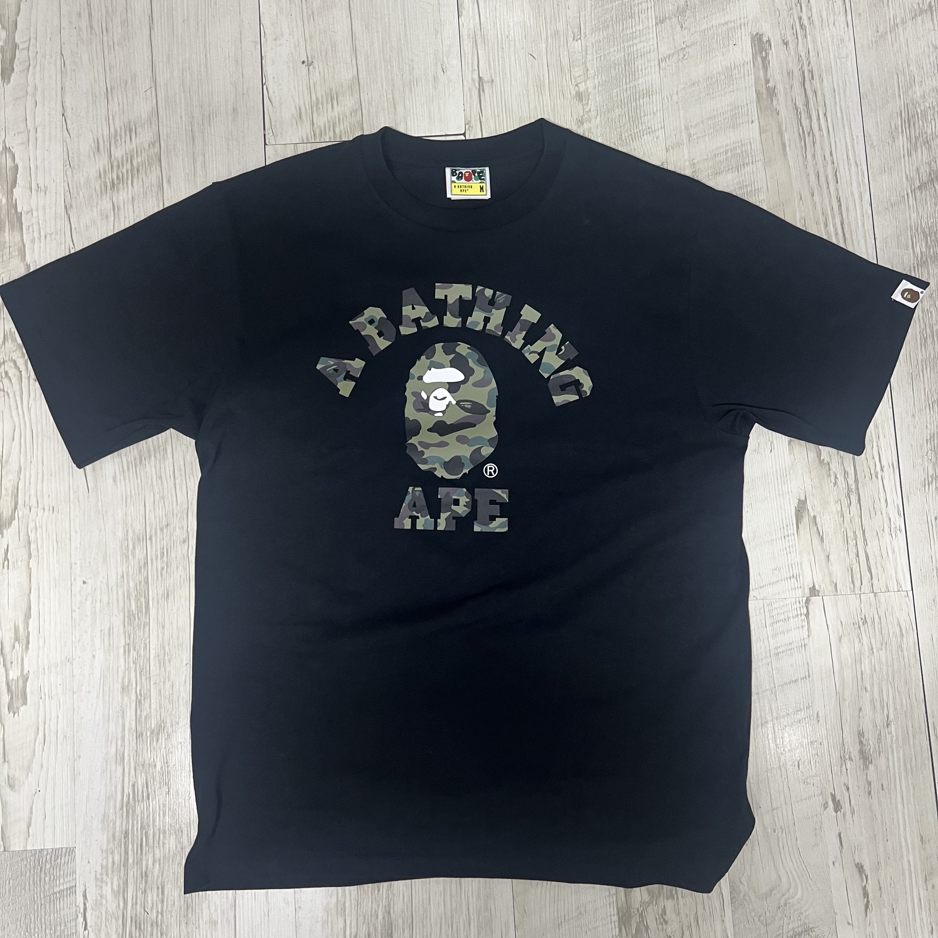 BAPE 1st Camo College T-Shirt Black Green 착용 스타일 - 1