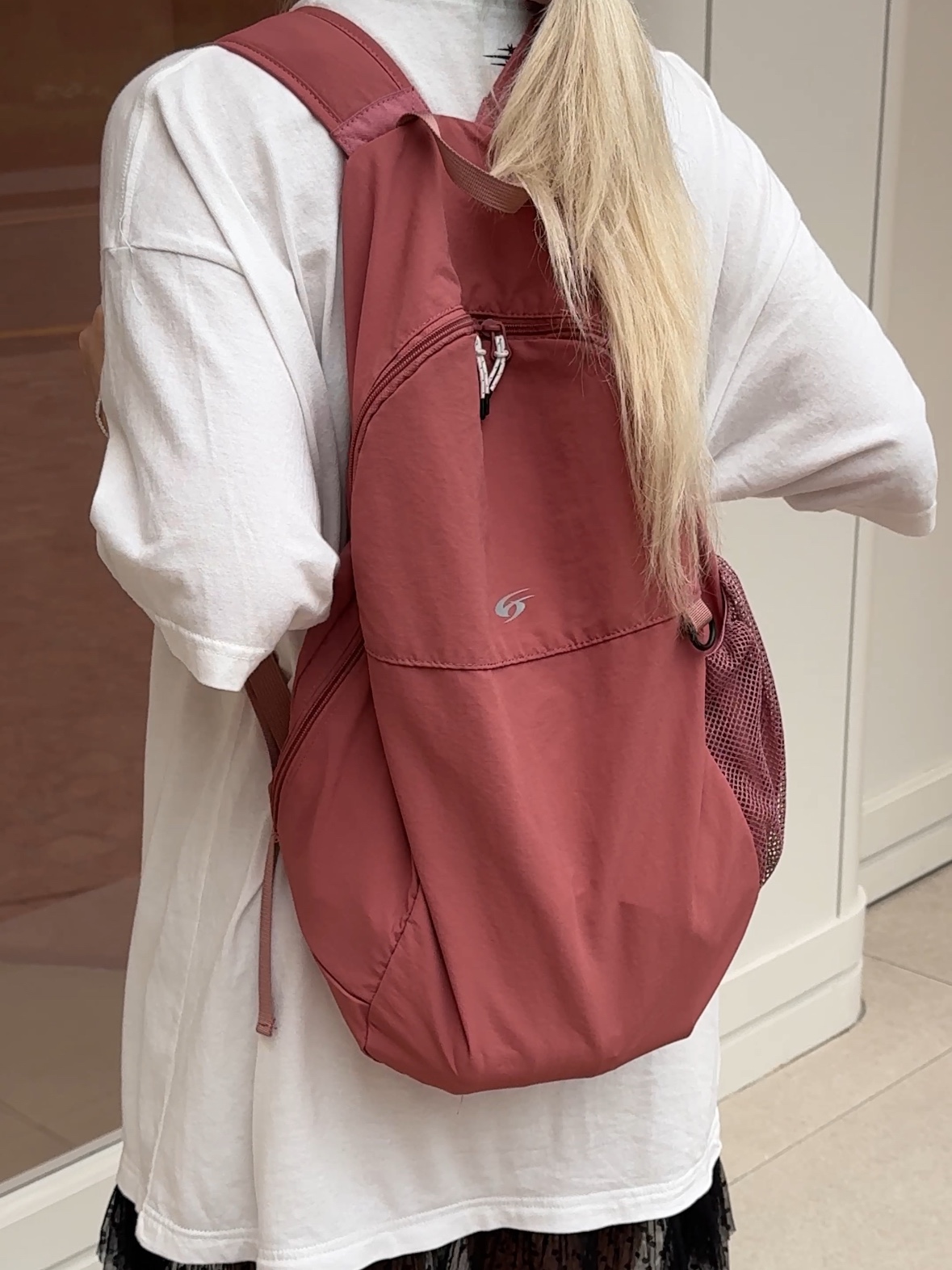 Sports Dept Light Packable Backpack Dusty Pink, Stanley The Quencher H2.0 FlowState Tumbler 1.18L Rose Quartz 2.0 착용 스타일 - 4