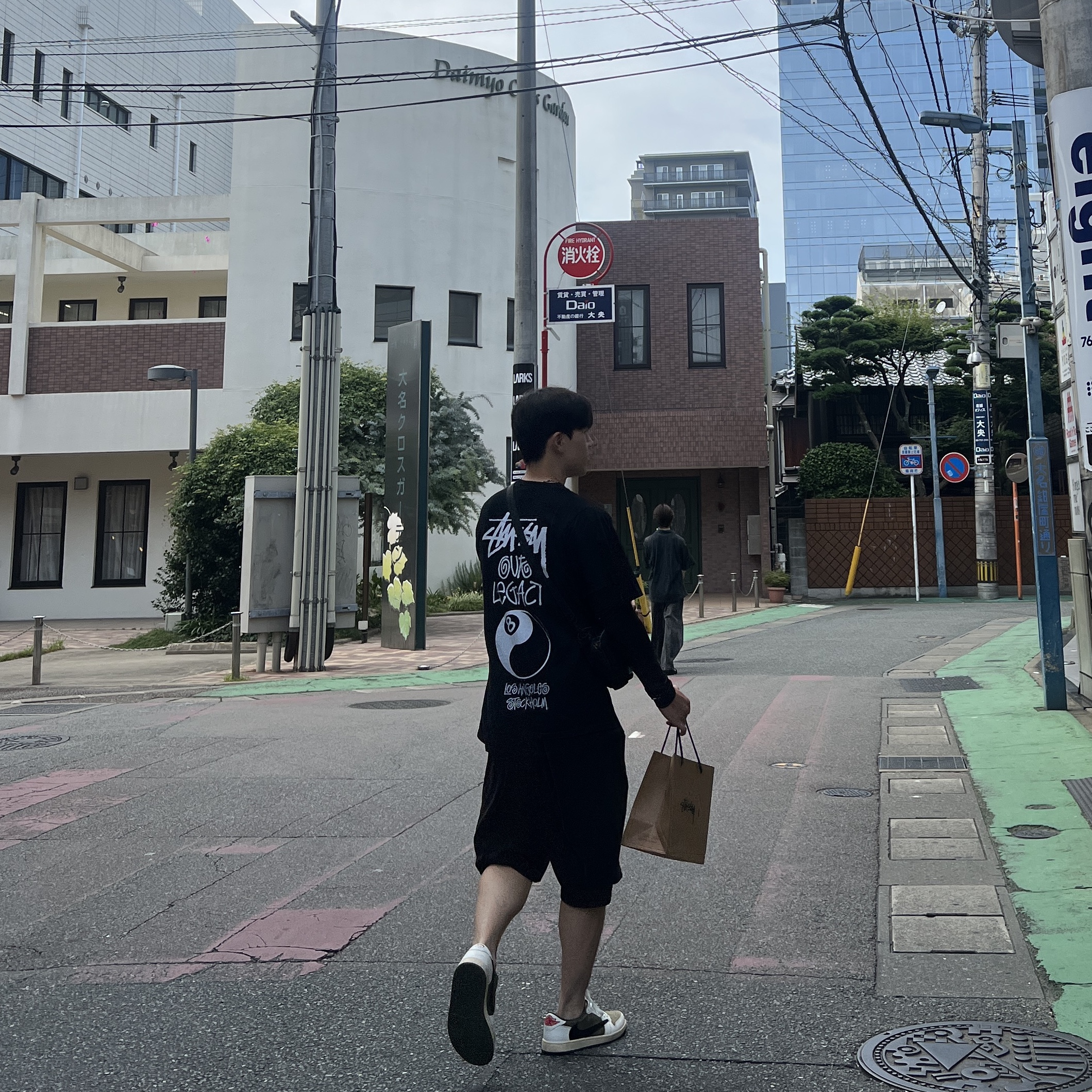 Stussy x Our Legacy Work Shop 8 Ball Pigment Dyed Yin Yang T-Shirt Black, Jordan 1 x Travis Scott Retro Low OG SP Reverse Olive 착용 스타일