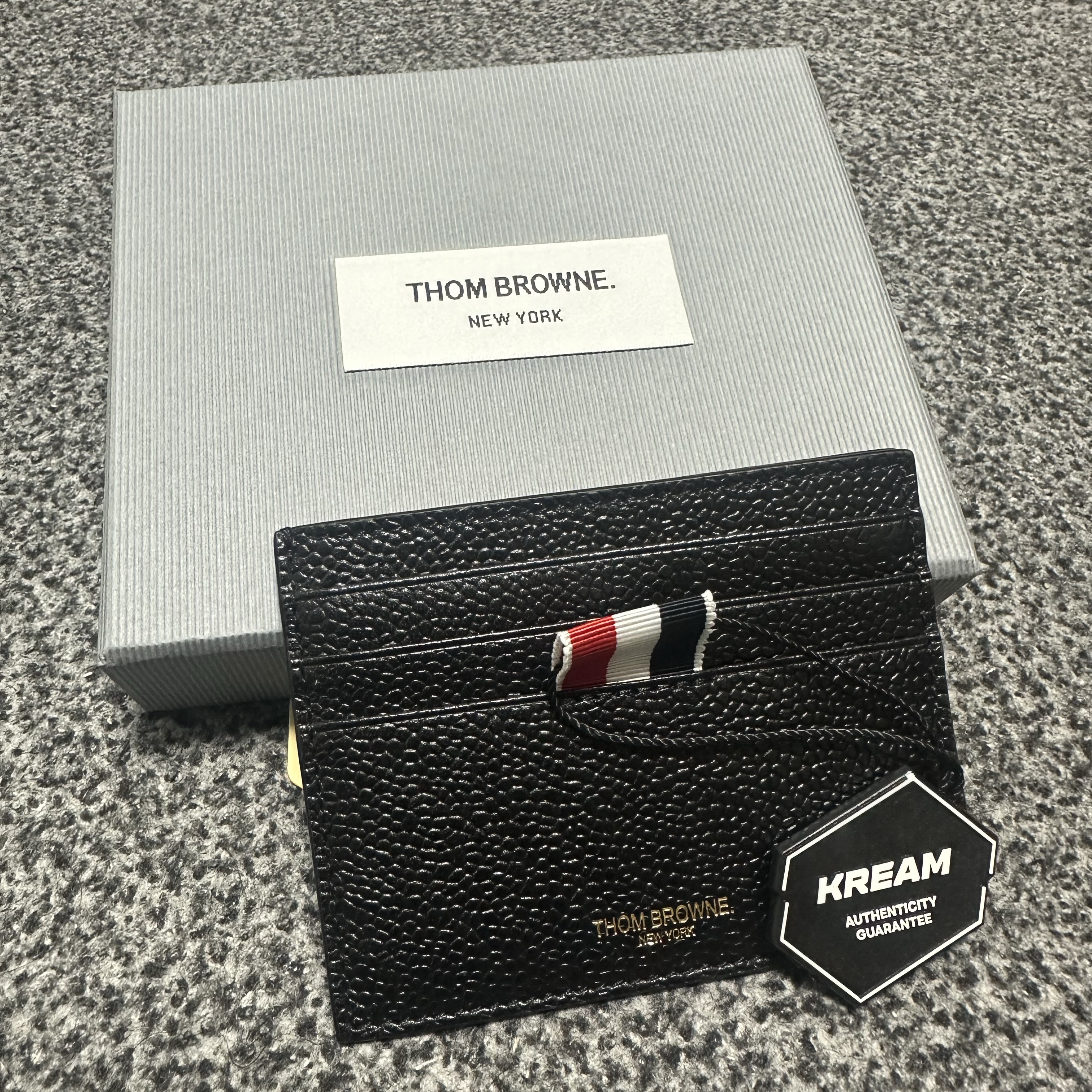 Thom Browne Pebble Grain Leather Stripe Note Compartment Card Holder Black 착용 스타일