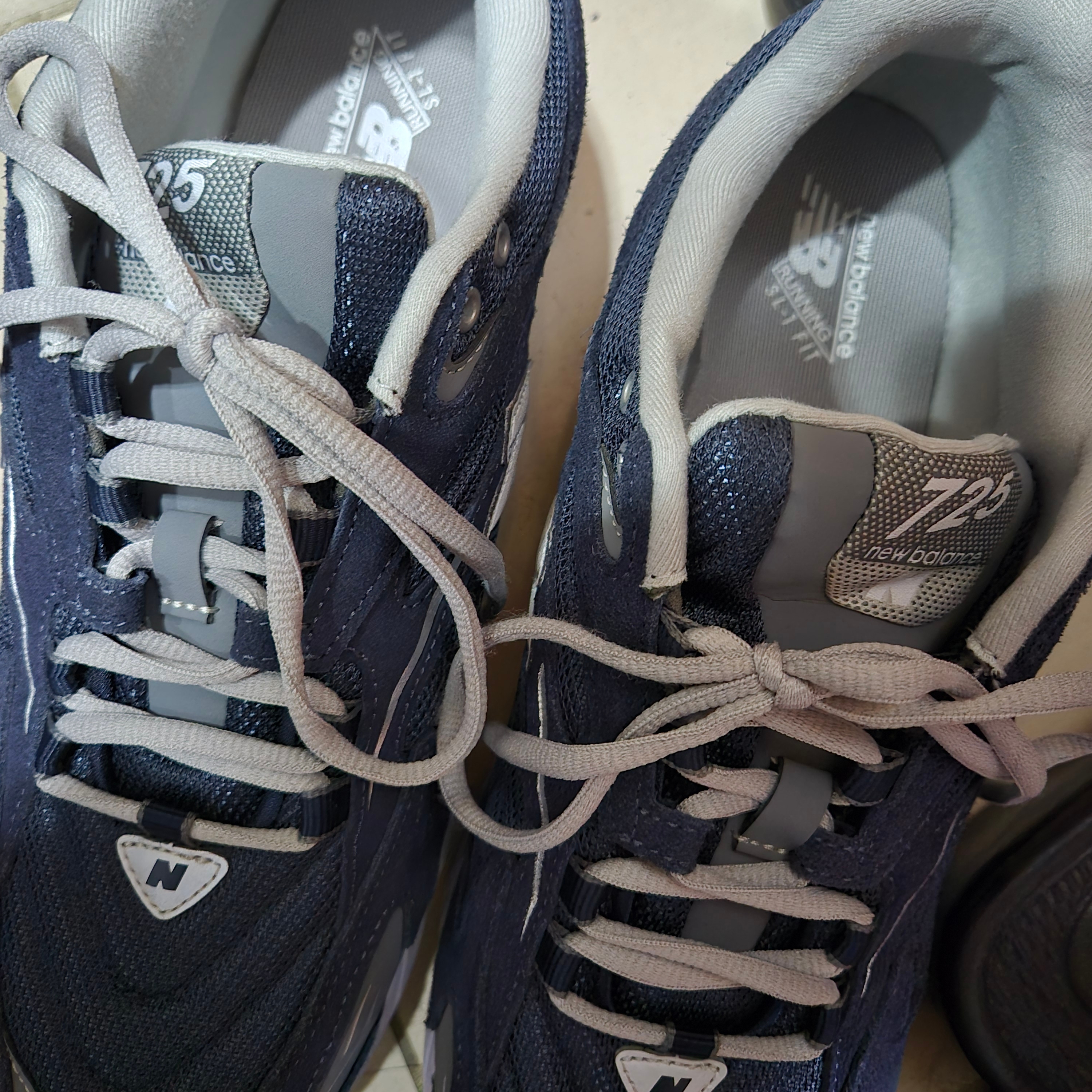 New Balance 725 Navy 착용 스타일