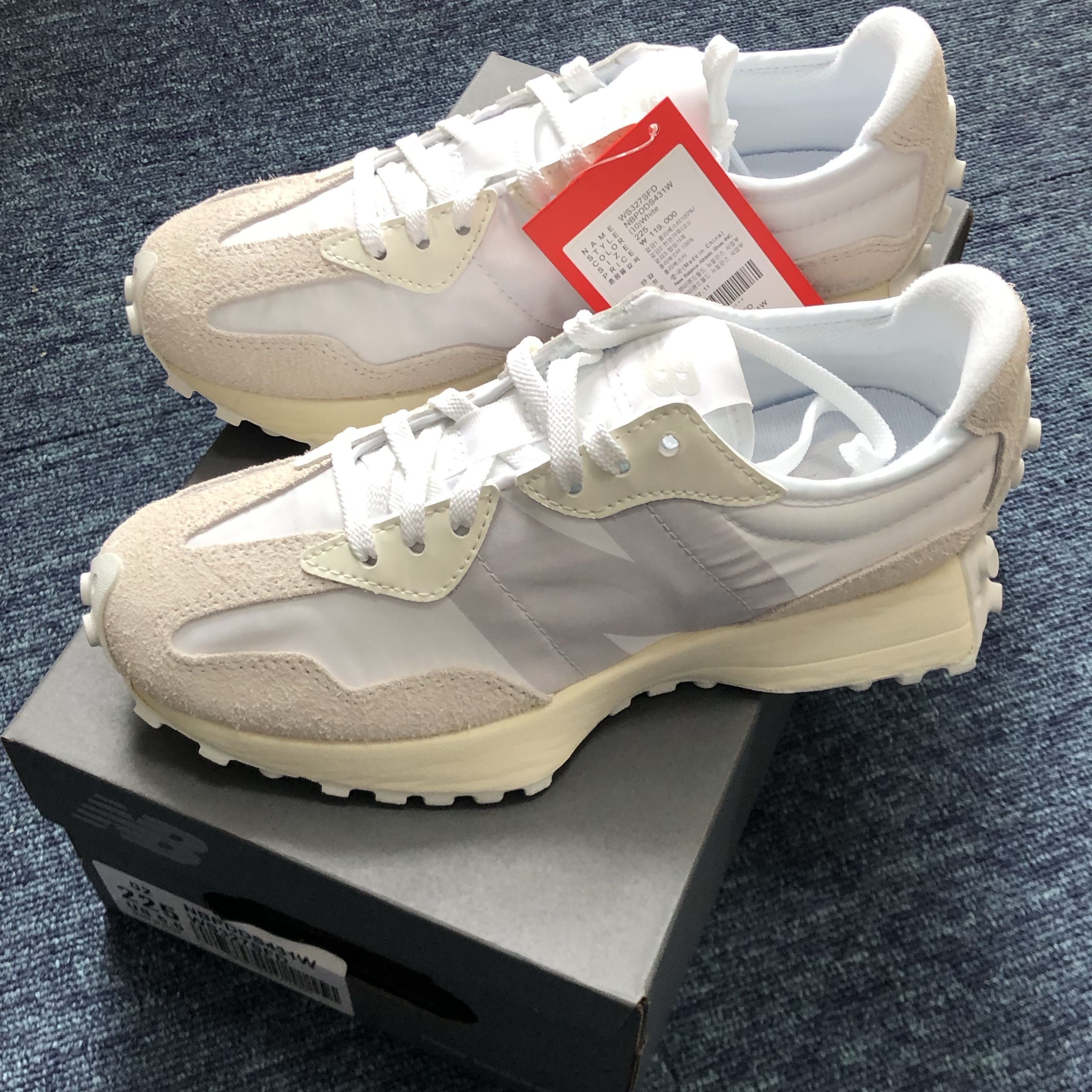 (W) New Balance 327 White Moonbeam 착용 스타일