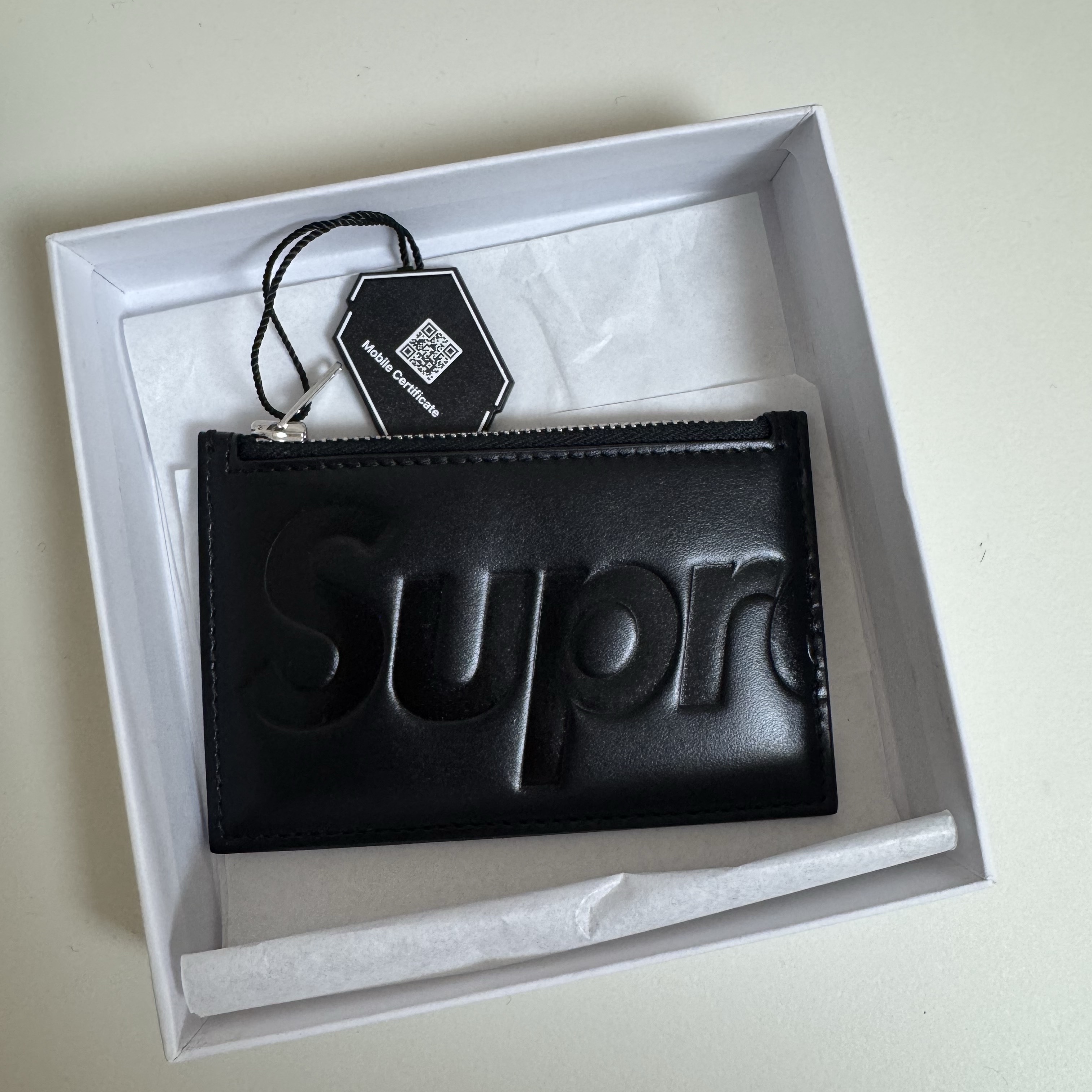 Supreme Leather Zip Card Holder Black 착용 스타일