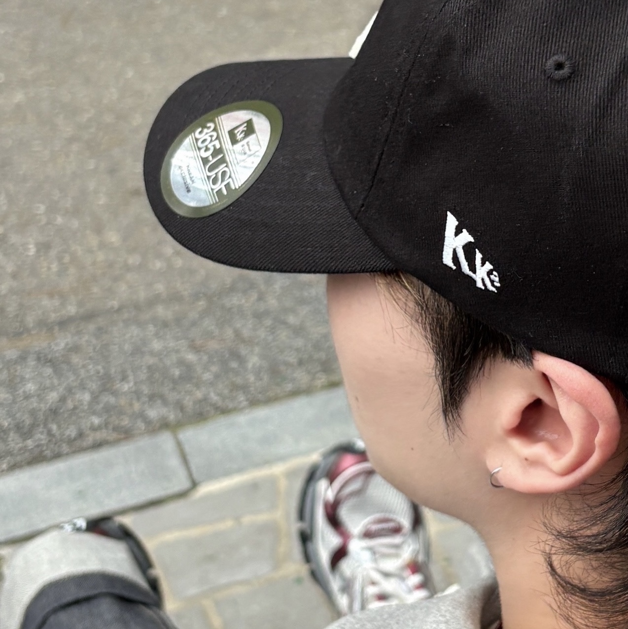 [KREAM 단독] Kamien x KOIN SEOUL K Logo Ball Cap Black 착용 스타일 - 4