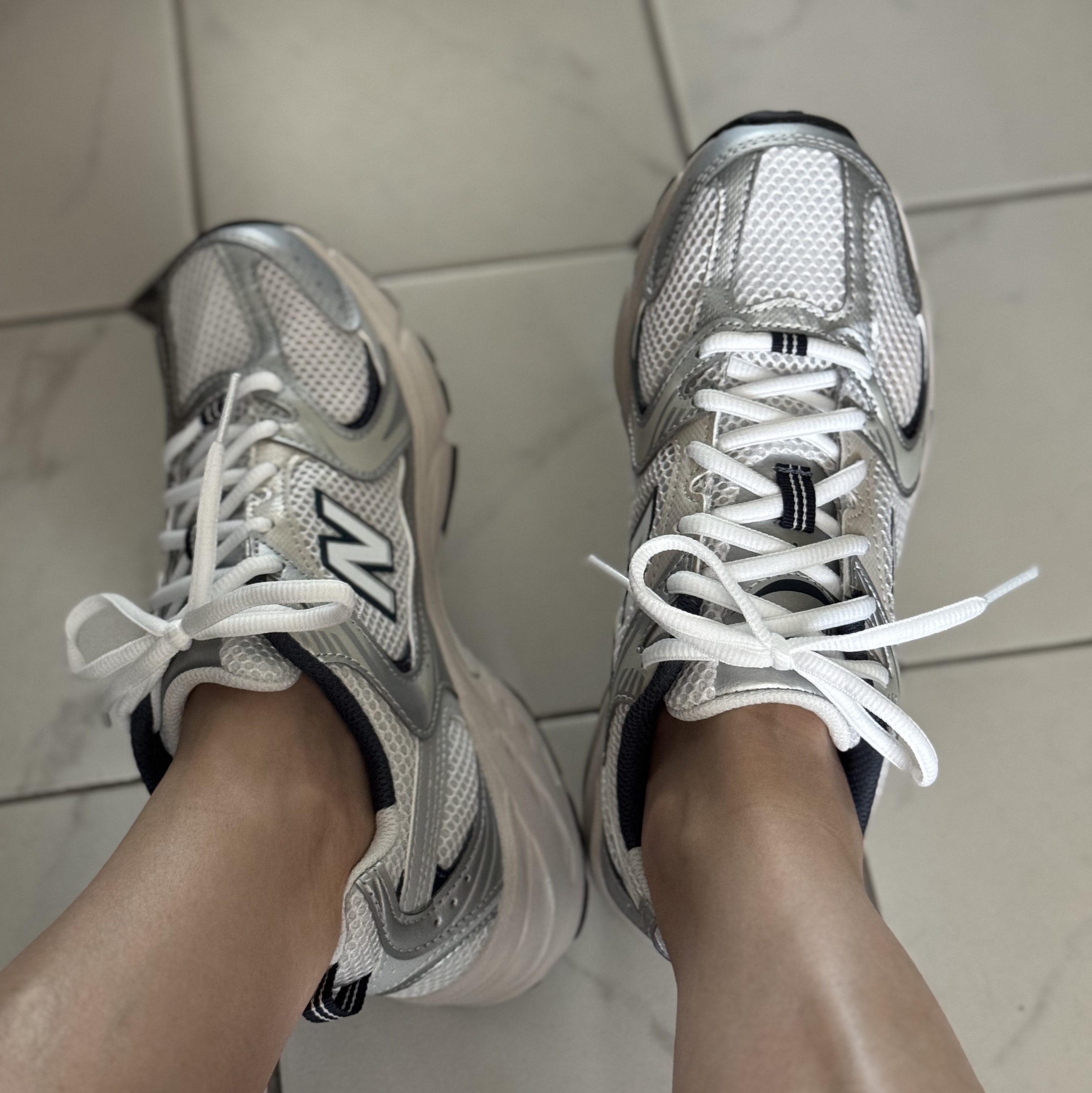 New Balance 530 Steel Grey 착용 스타일 - 2
