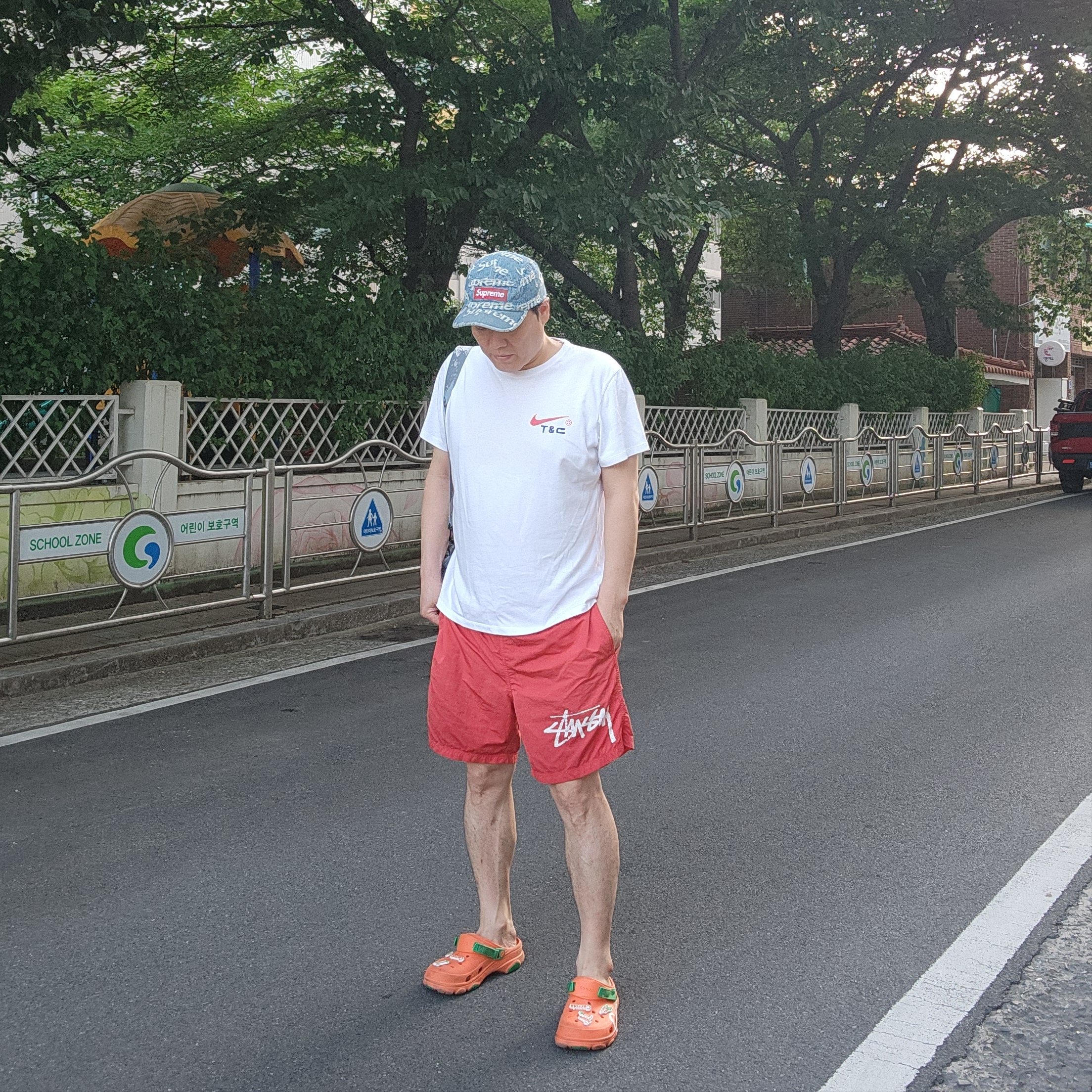 Nike x Drake Nocta x Cactus Plant Flea Market Souvenir Cactus T-Shirt White (DR2630-100), Nike x Stussy Water Shorts Habanero Red 착용 스타일 - 1
