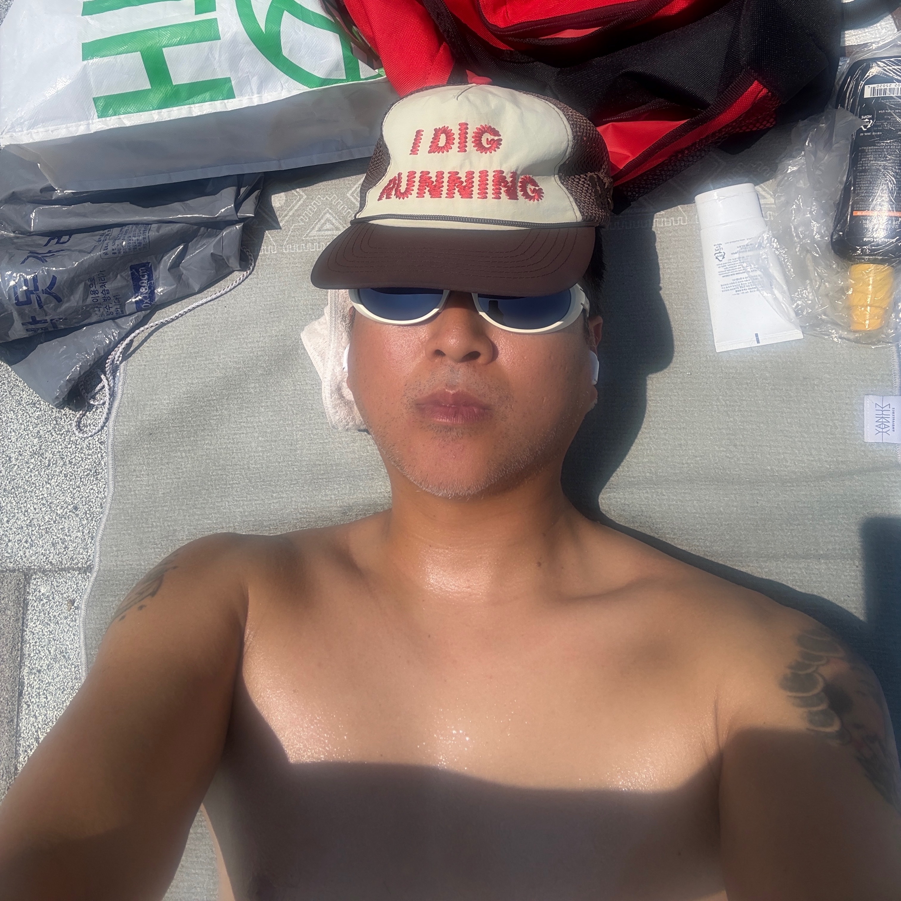 Alex Zono I Dig Running Trucker Hat OG Brown 착용 스타일