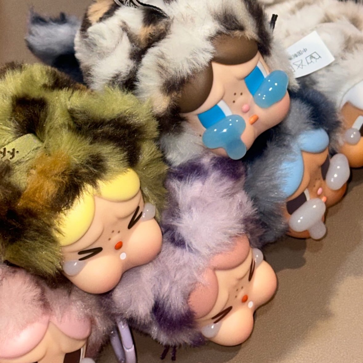 Pop Mart Crybaby Wild But Cutie Series Vinyl Plush Pendant (6 Blind Boxes) 착용 스타일
