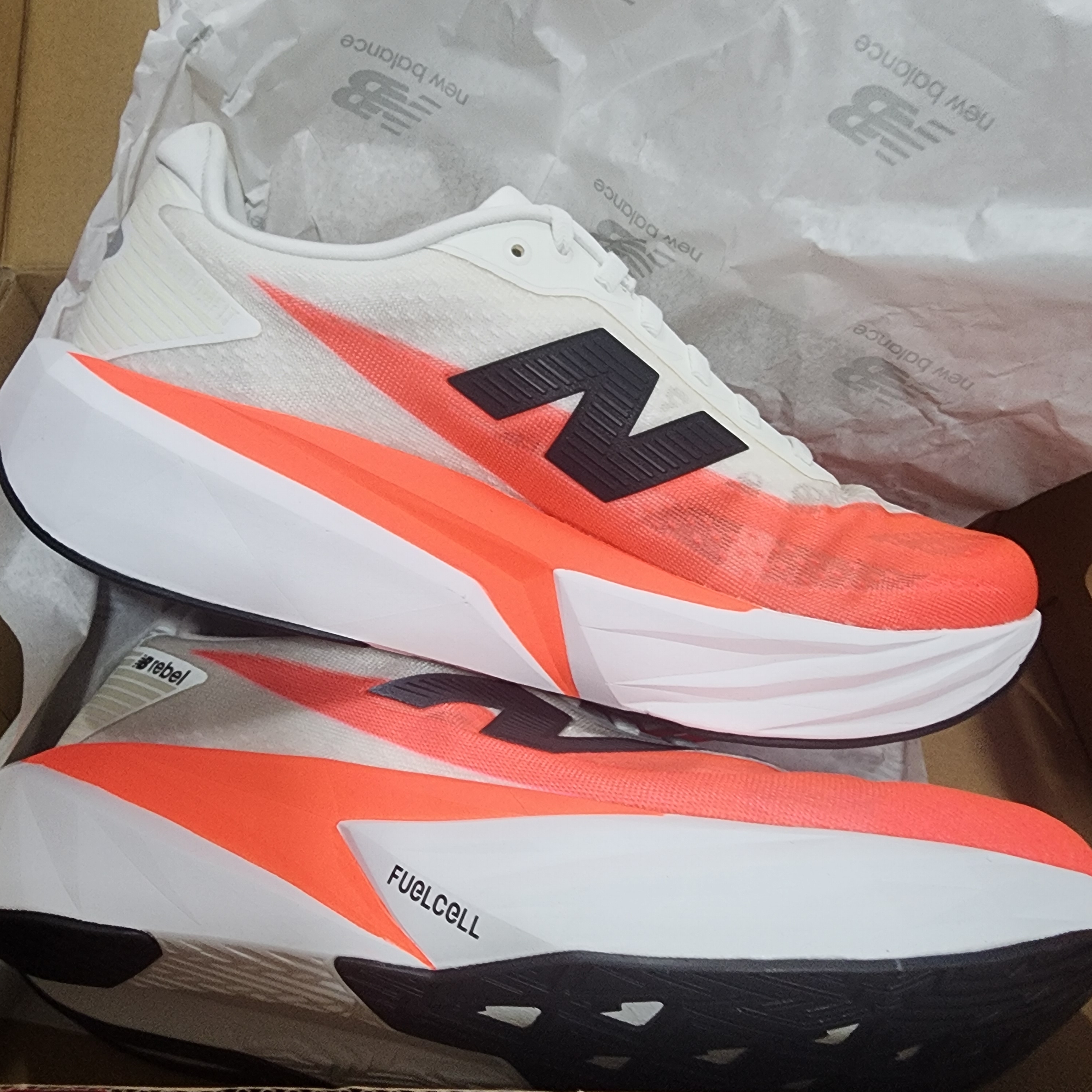 New Balance FuelCell Rebel v5 Urgent Red White Sea Salt - 2E Wide 착용 스타일 - 1