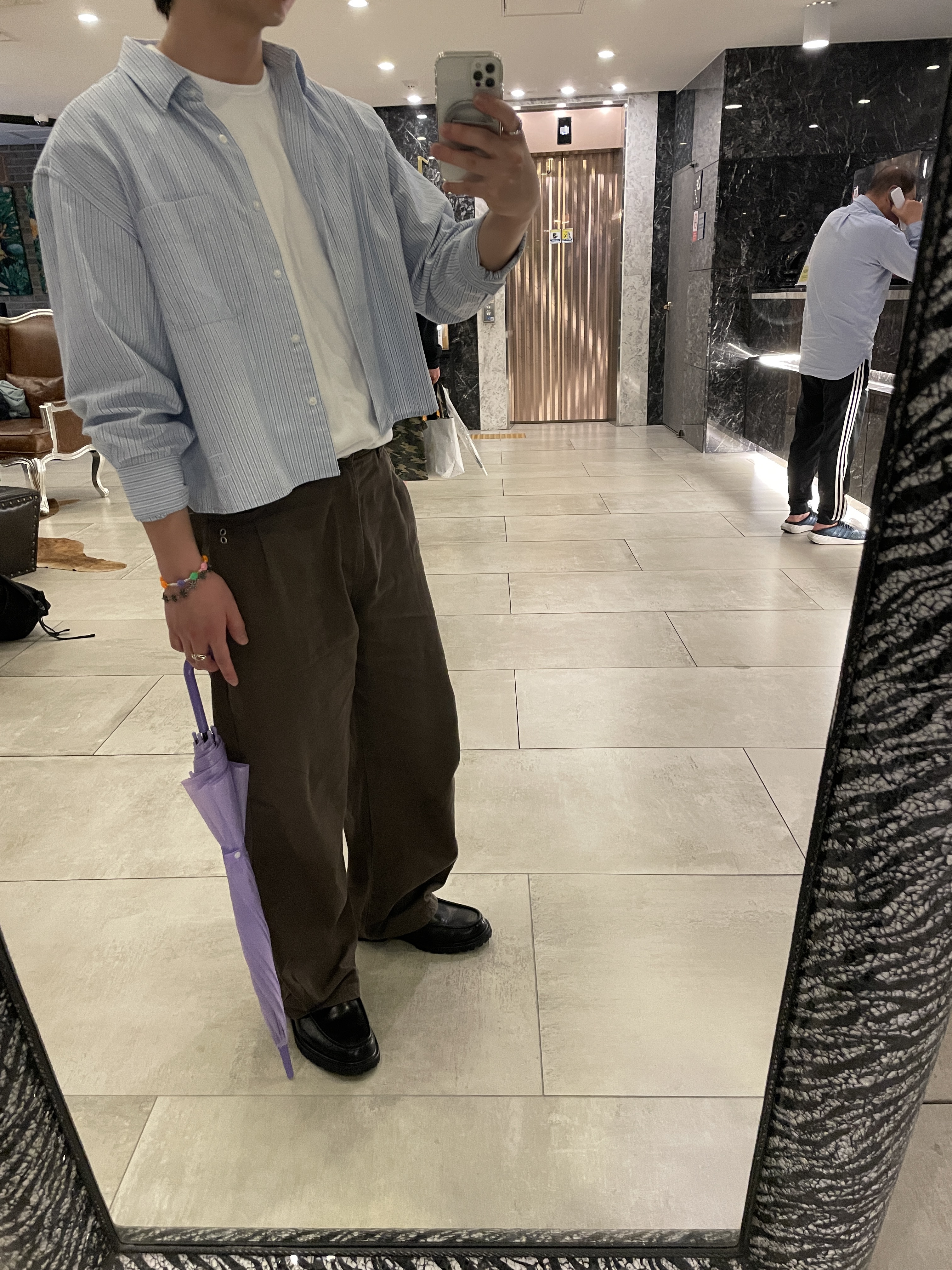 (W) Uniqlo x JW Anderson Oxford Boxy Shirt Stripe Light Blue - KR, Uniqlo UT x Kaws Short Sleeve Graphic T-Shirt White 착용 스타일 - 2