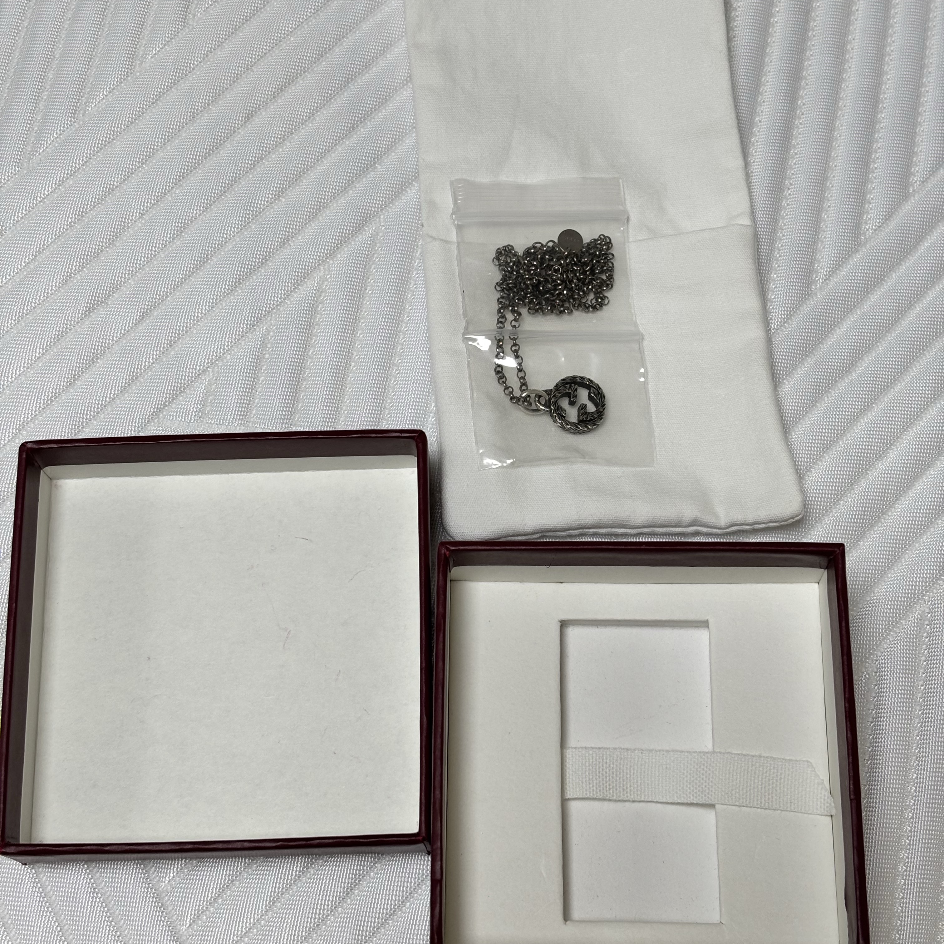 Gucci Interlocking G Pendant Necklace Silver 착용 스타일 - 1