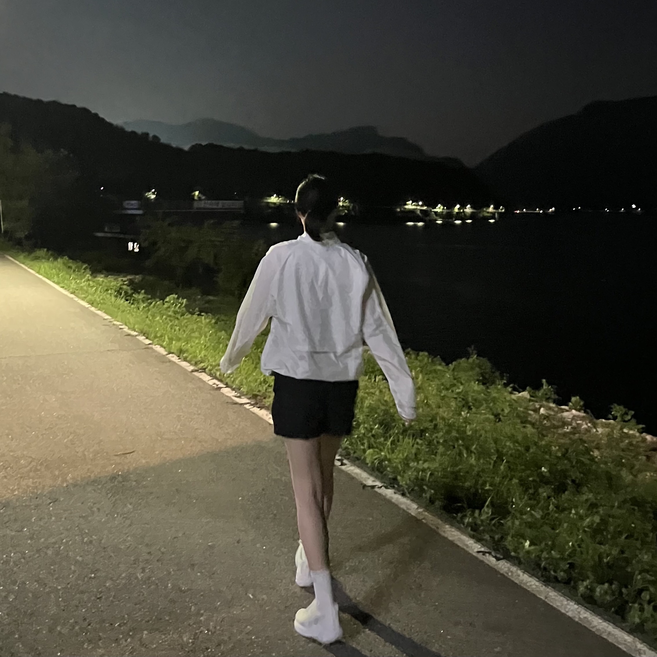 (W) Asics Novablast 5 White Piedmont Grey, Nike Track Club Storm-Fit Running Jacket Summit White - Asia 착용 스타일